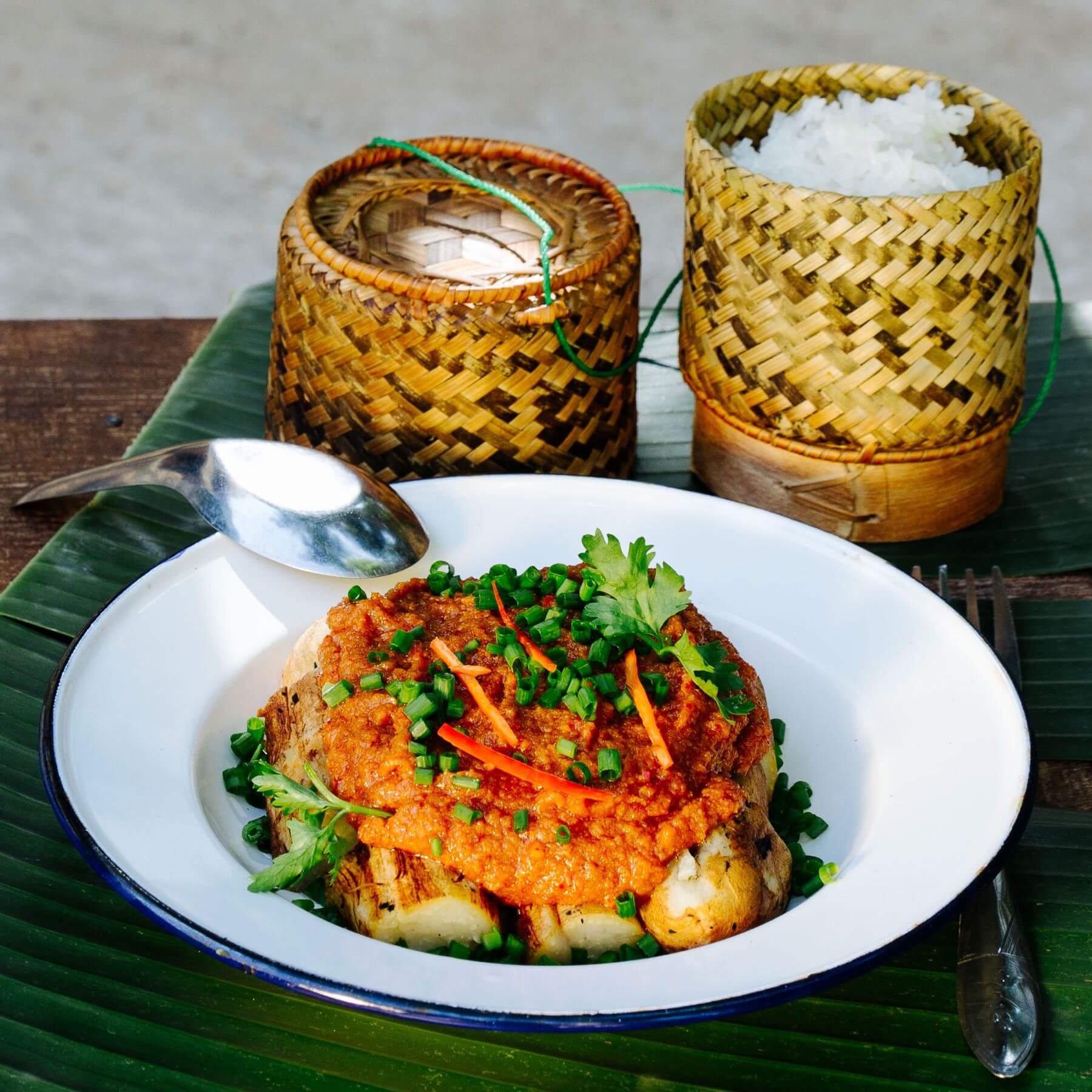 Laotischer warmer Auberginen-Salat mit Curry