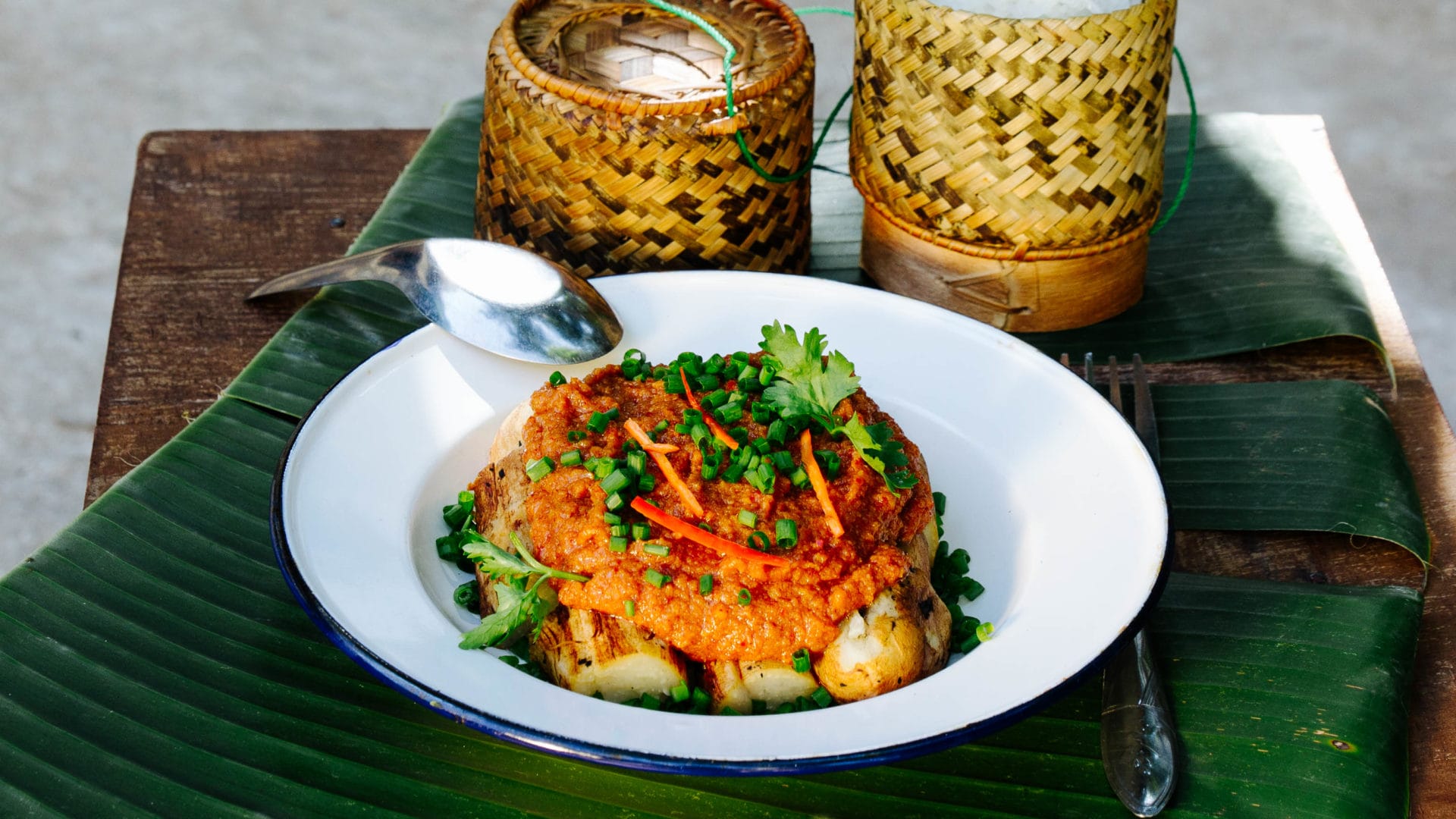 Laotischer warmer Auberginen-Salat mit Curry