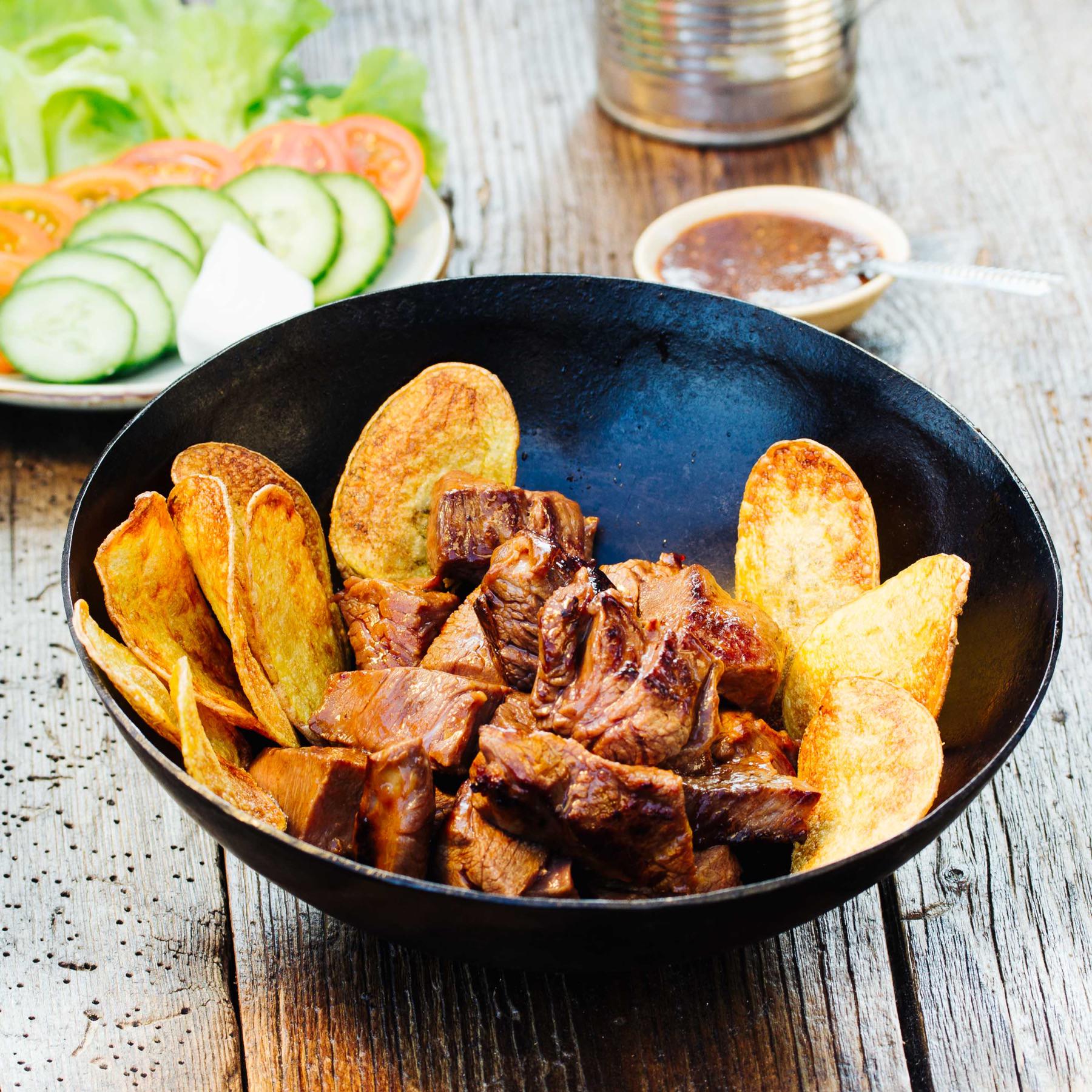 Beef Lok Lak Rindfleisch aus dem Wok mit Pfeffersauce