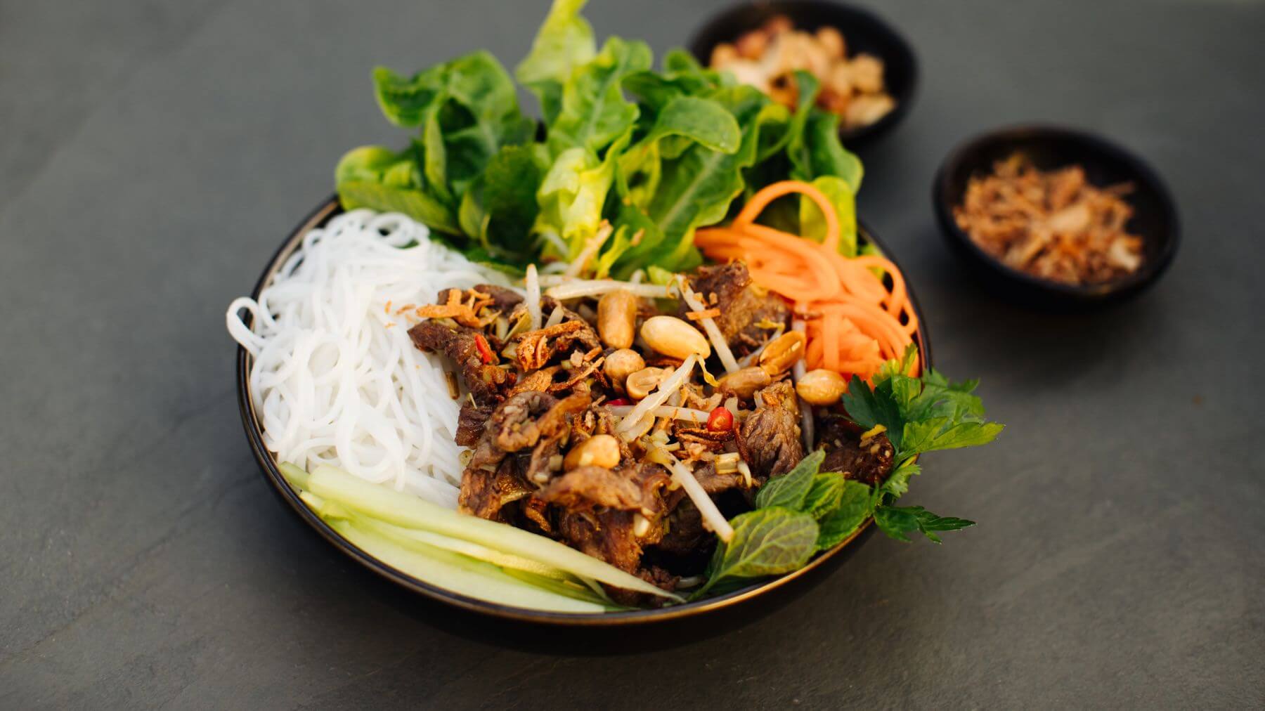 Vietnamesischer Salat mit Rindfleisch - Bun Bo Nam Bo