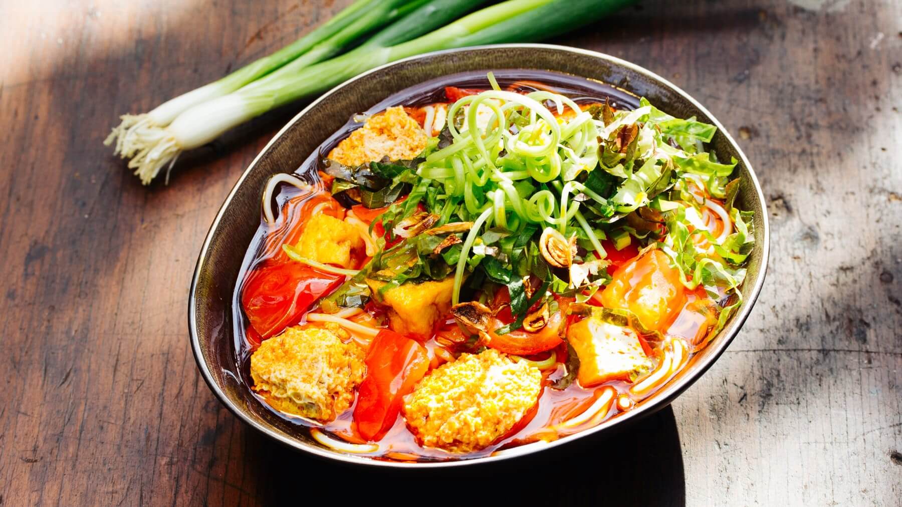 Bun Rieu – Vietnamesische Suppe mit Krabbenfleisch