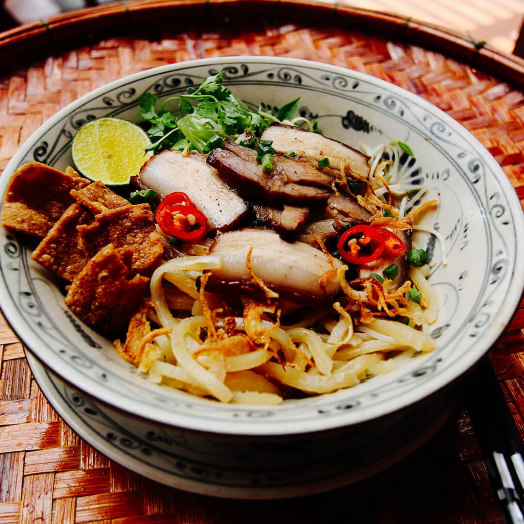 Geschmortes Schwein mit Cao Lau Nudeln aus Hoi An