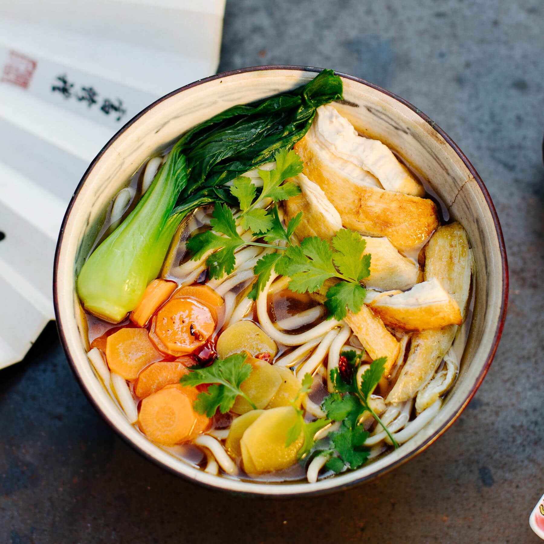 Chinesische Hühnersuppe mit Nudeln | asiastreetfood