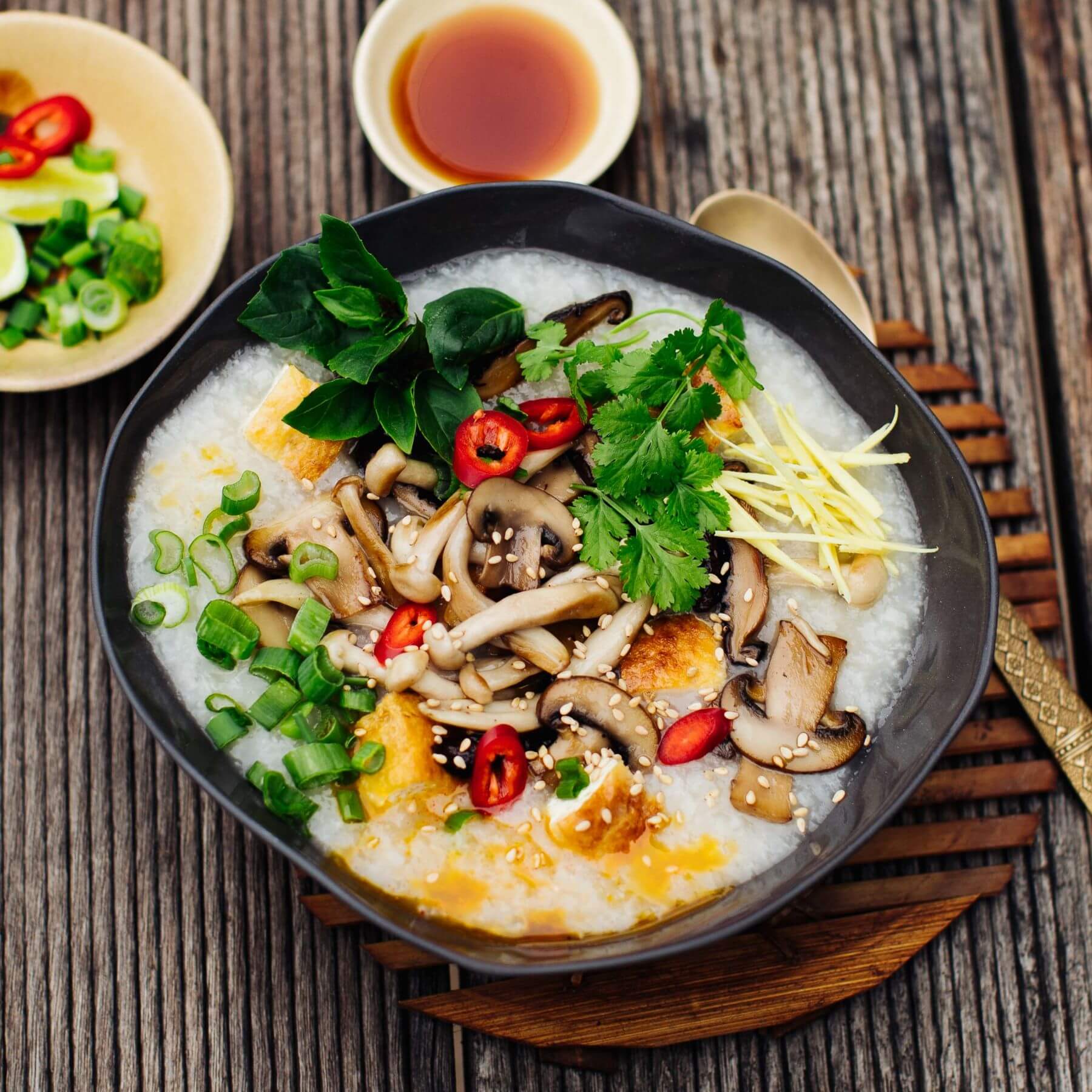 Congee – Reissuppe mit knusprigem Tofu, Pilzen und Ingwer