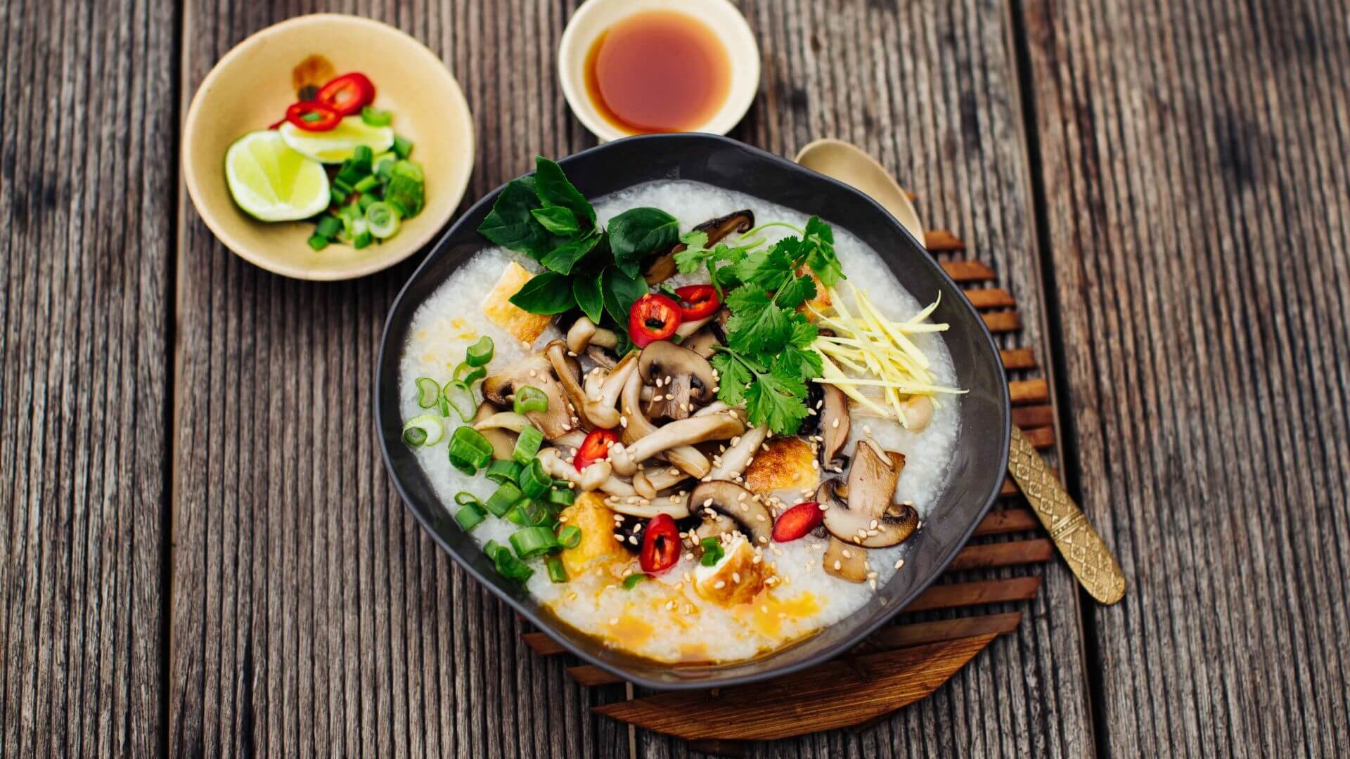 Congee – Reissuppe mit knusprigem Tofu, Pilzen und Ingwer