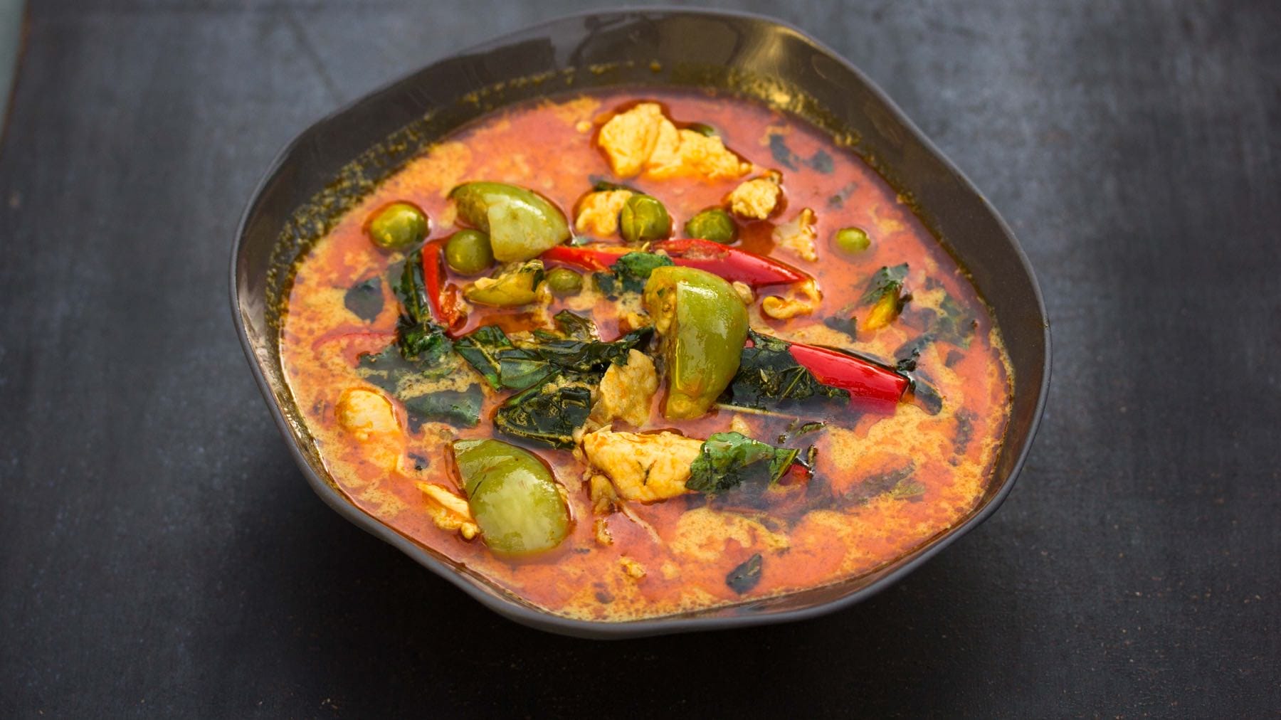 Rotes Thai-Curry mit Huhn - Gaeng Phed Gai