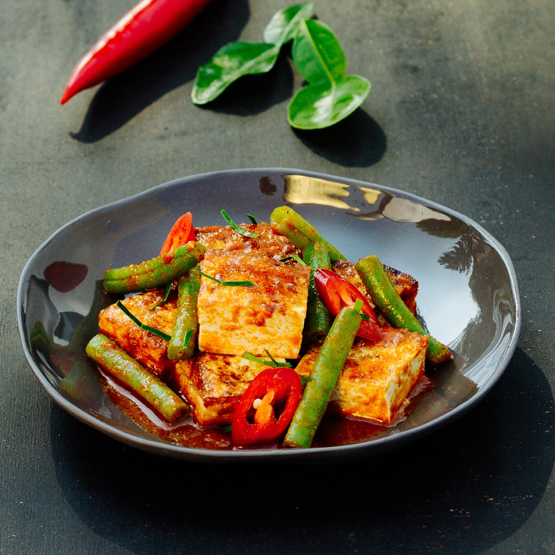 Rotes veganes Curry mit Bohnen und Tofu - Pad Prik King Tao Huu