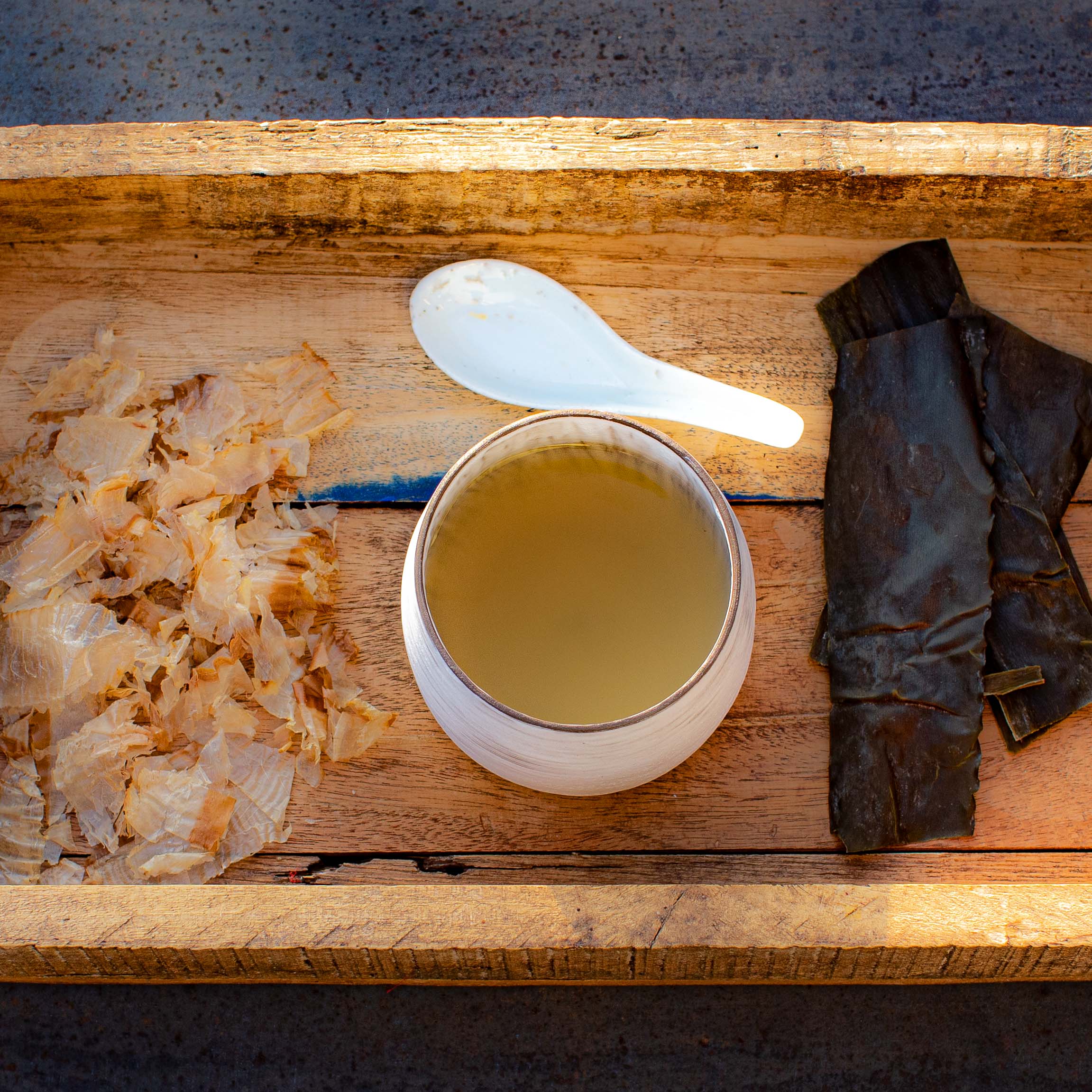 Awase Dashi mit Kombu und Bonitoflocken