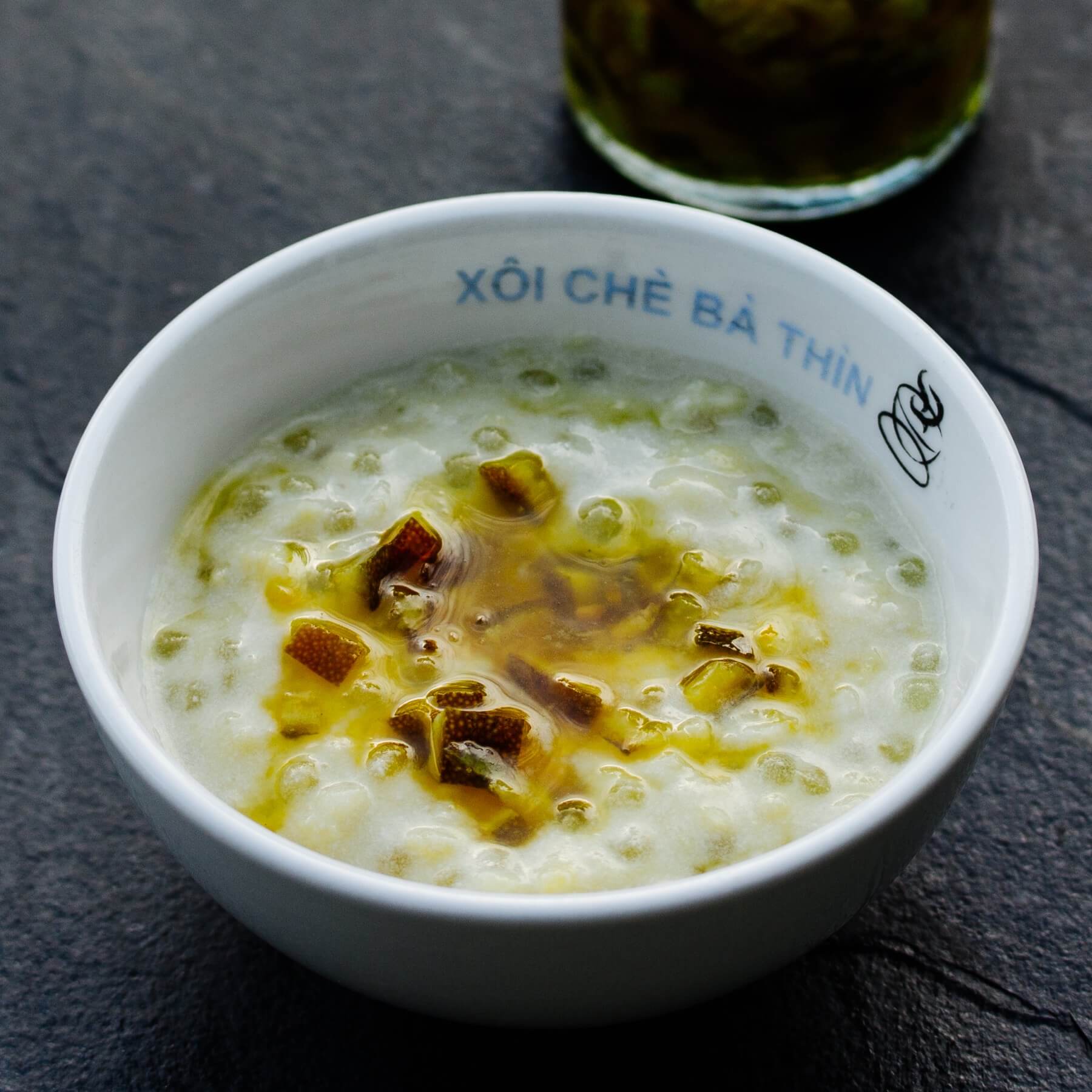 Vietnamesisches Dessert mit Mungbohnen und Tapiokaperlen