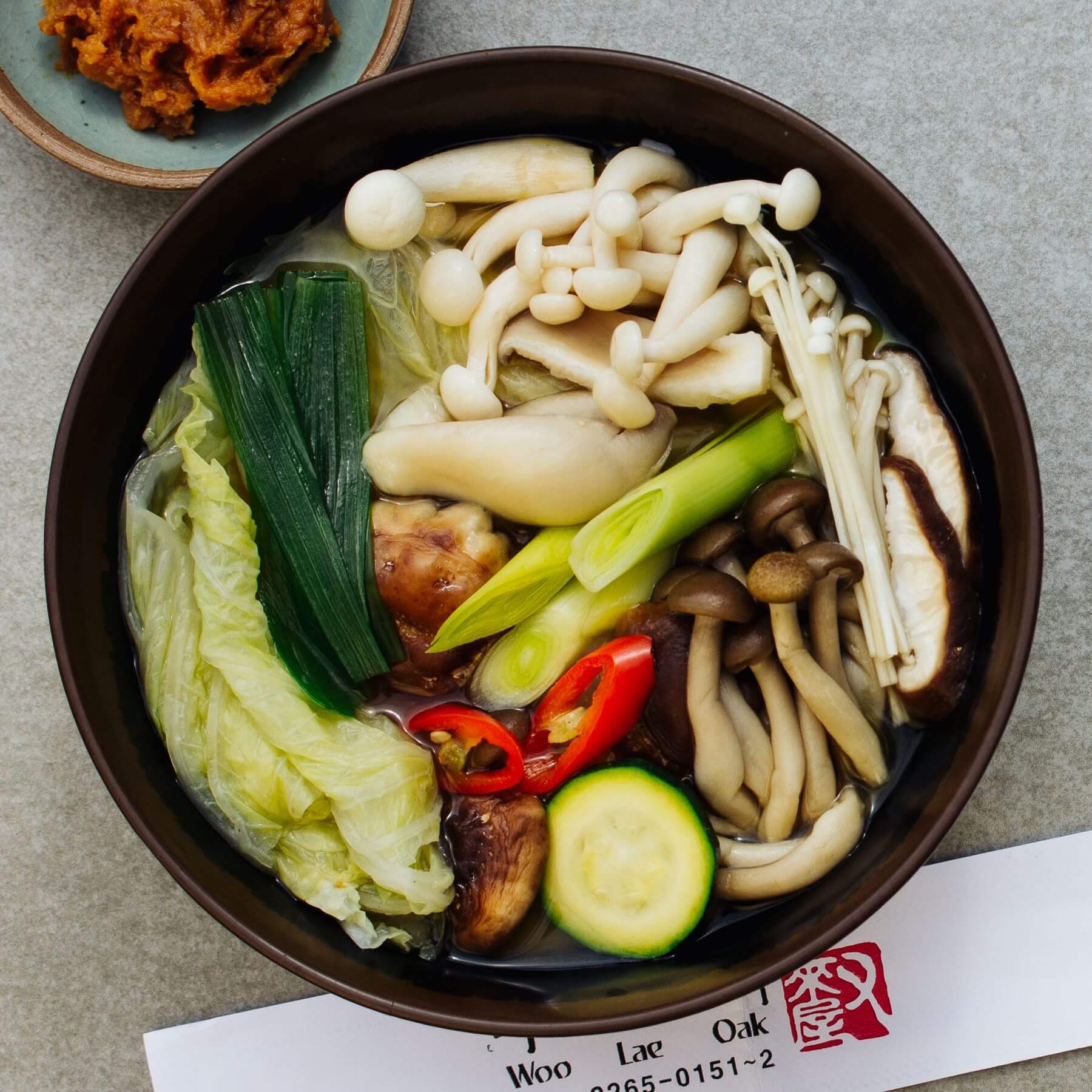 Koreanischer Hot Pot mit Pilzen und Tofu - Doenjang Beoseot Jeongol
