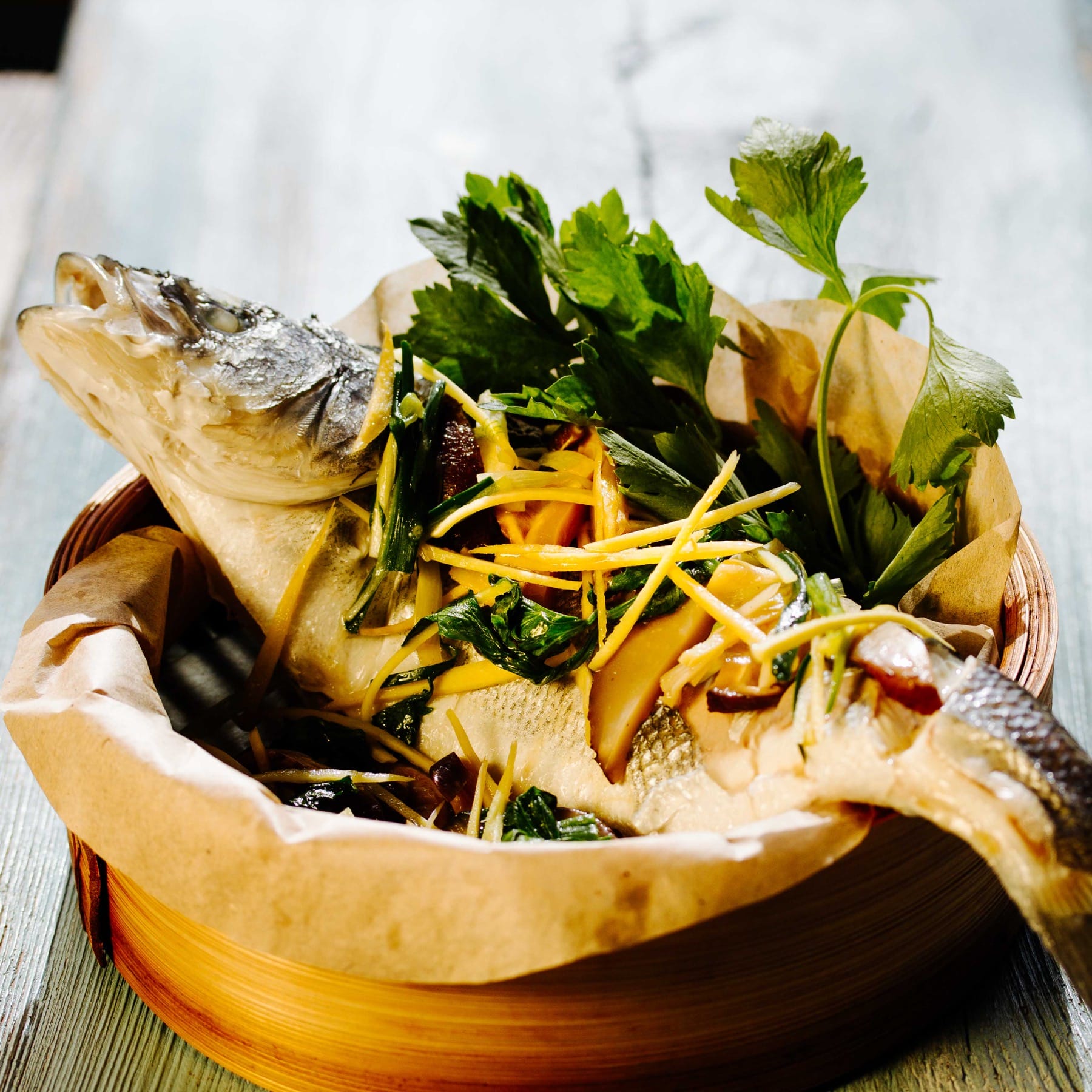 Gedämpfter Fisch mit Sojasauce und Ingwer aus Thailand | asiastreetfood
