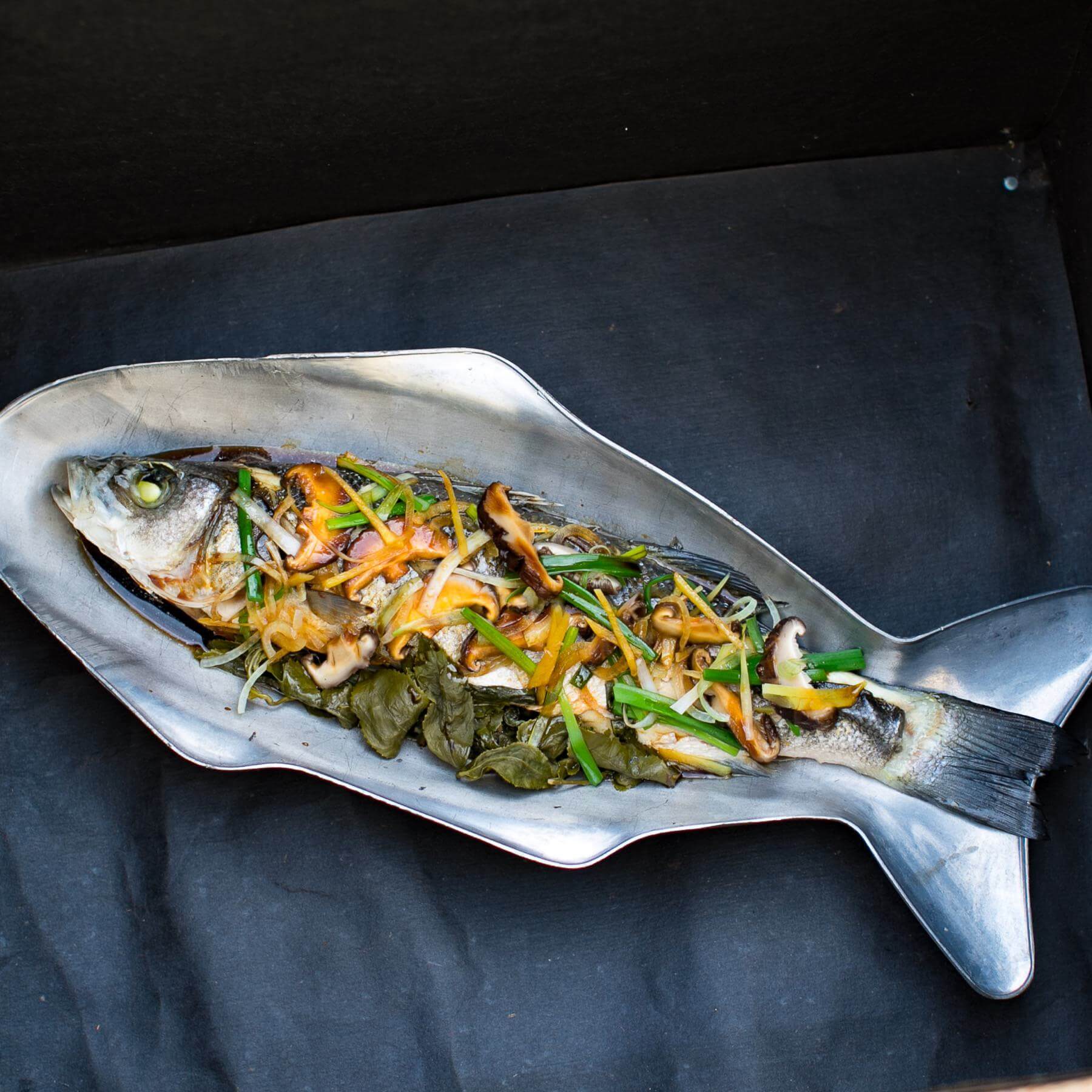 Gedämpfter Fisch mit Teeblättern