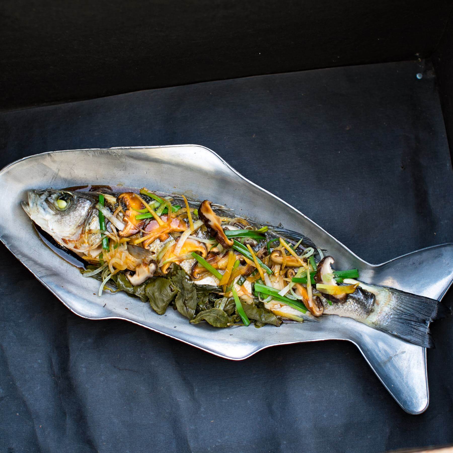 Gedämpfter Fisch mit Teeblättern - Chinesisches Rezept | asiastreetfood