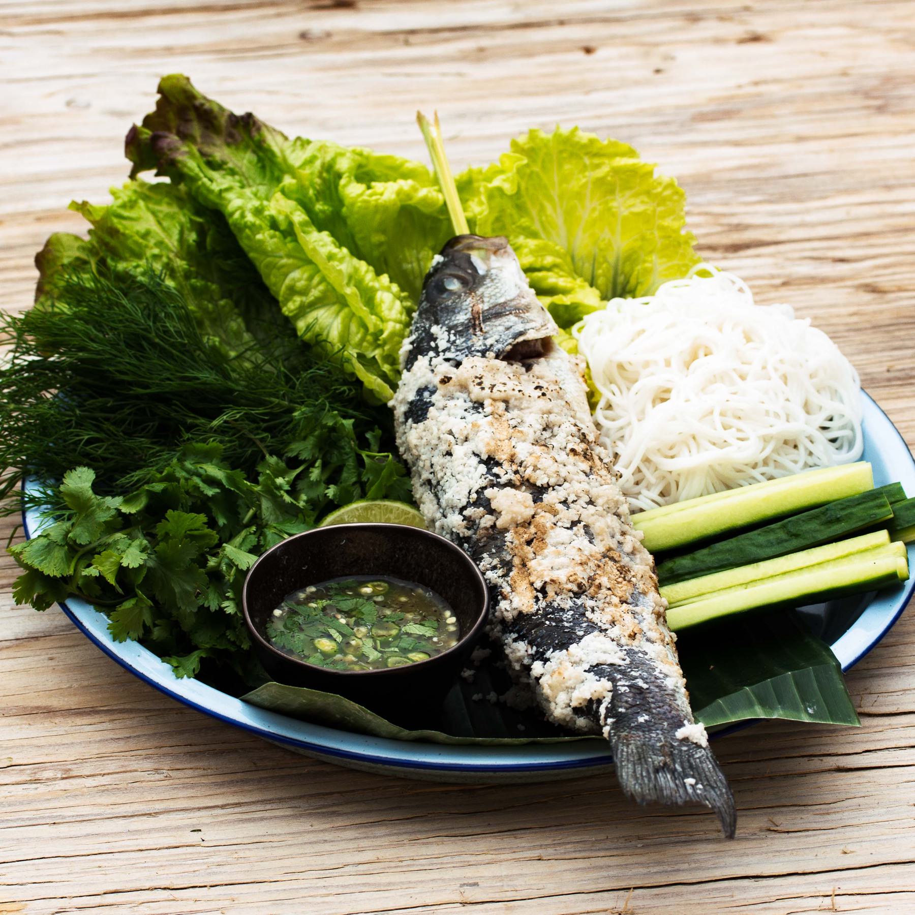 Gegrillter Fisch in Salzkruste mit Zitronengras - Plaa Phao Kleua