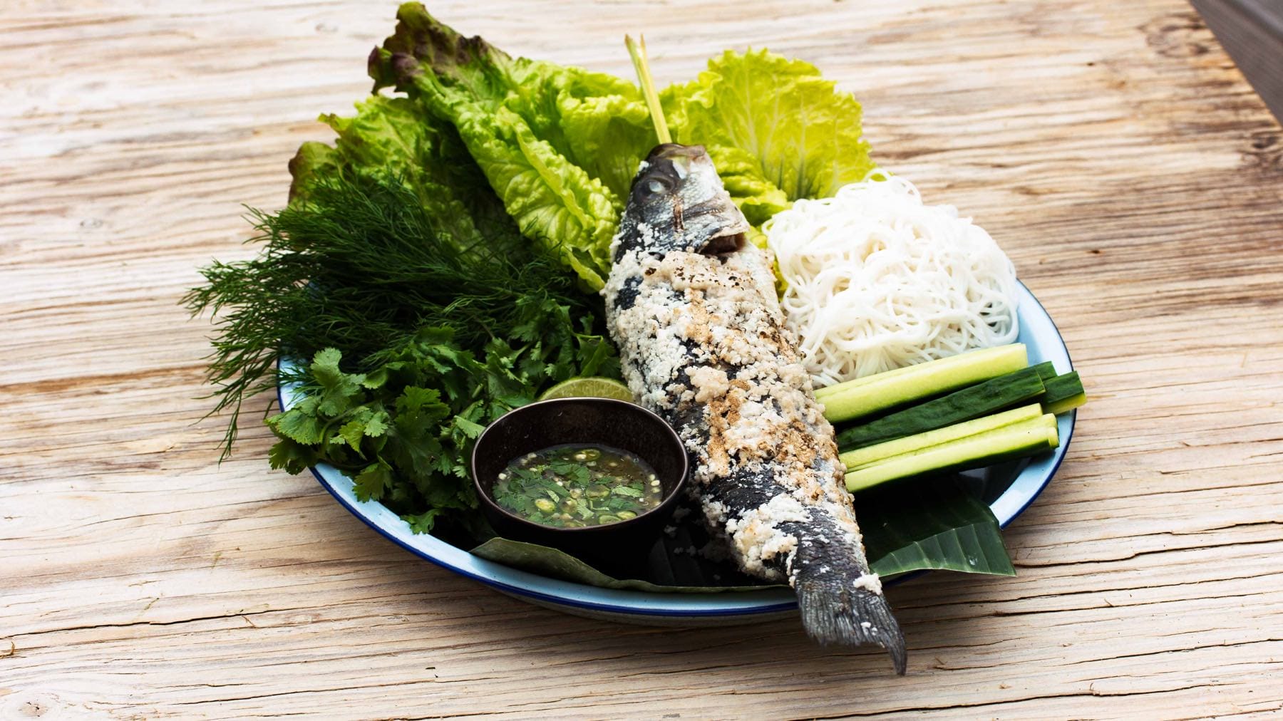 Gegrillter Fisch in Salzkruste mit Zitronengras - Plaa Phao Kleua