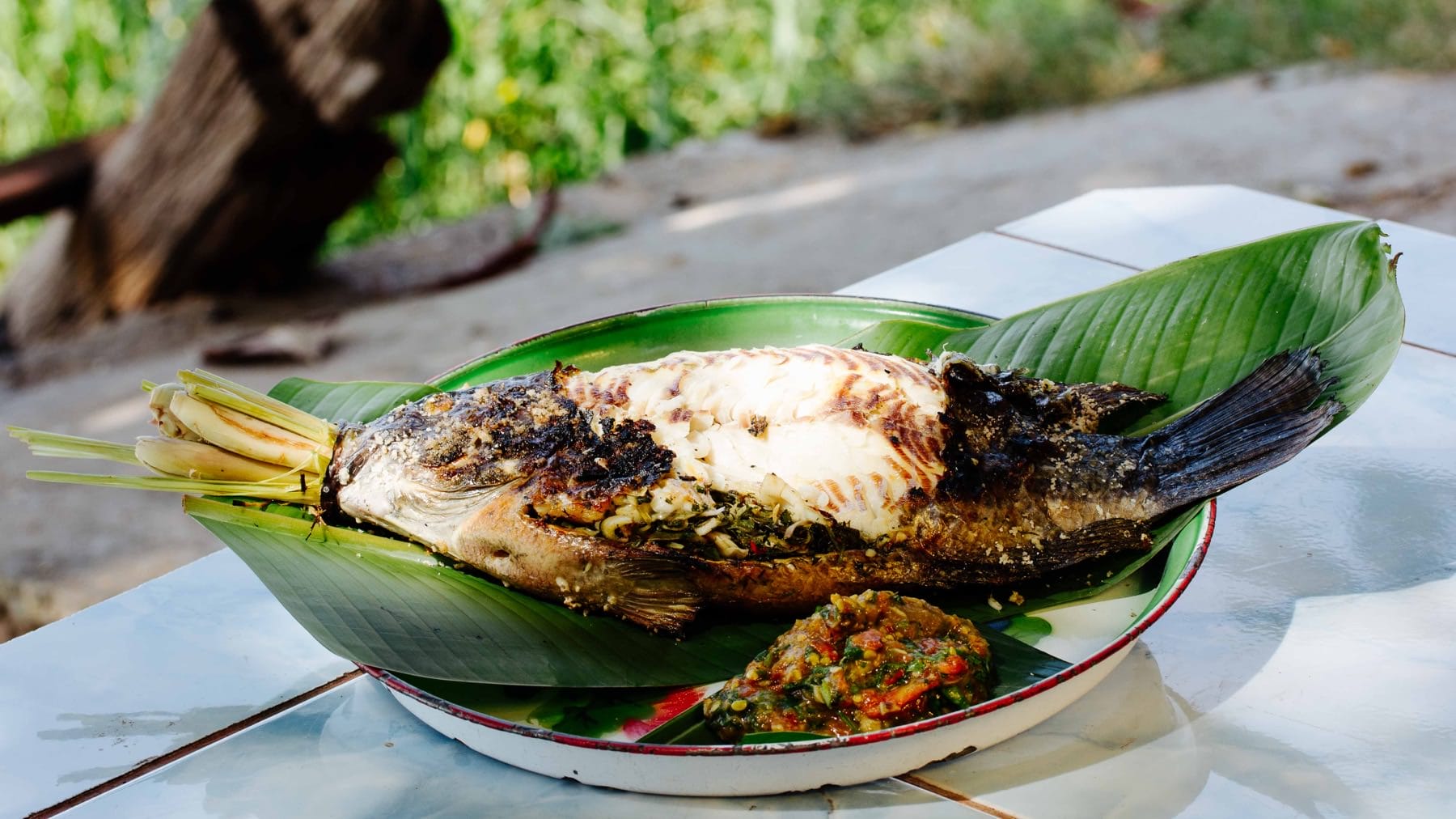 Gegrillter Mekongfisch in Salzkruste mit Kräutern gefüllt