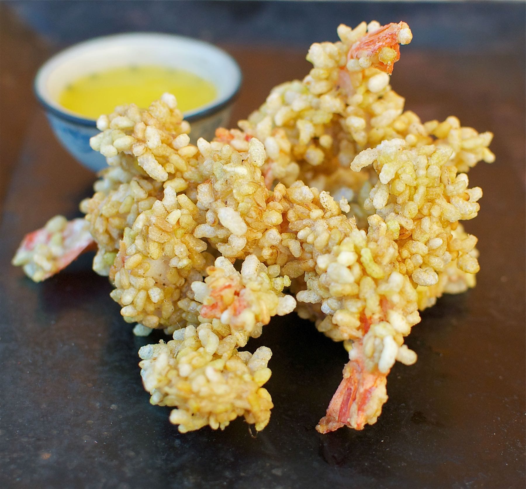 Frittierte Garnelen mit grünem Reis