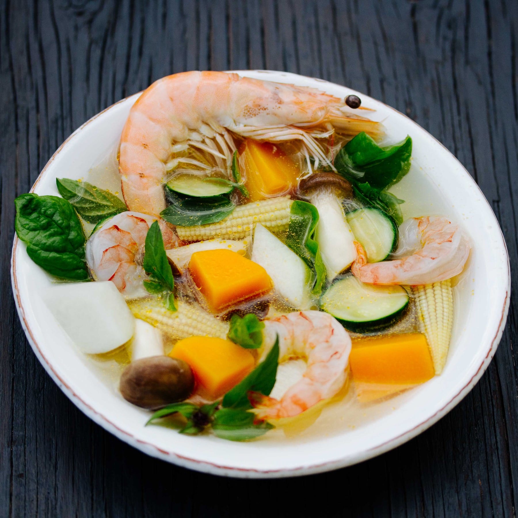 Scharfe Gemüsesuppe mit Garnelen und Thai-Basilikum - Kaeng Liang
