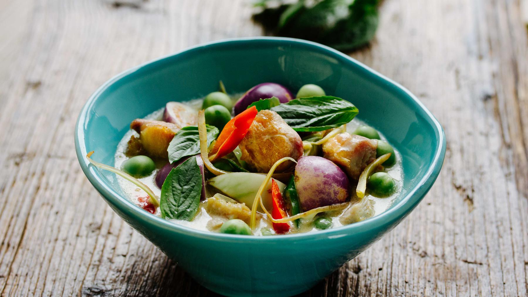 Rotes Thai-Curry mit Huhn – Rezept aus Thailand | asiastreetfood