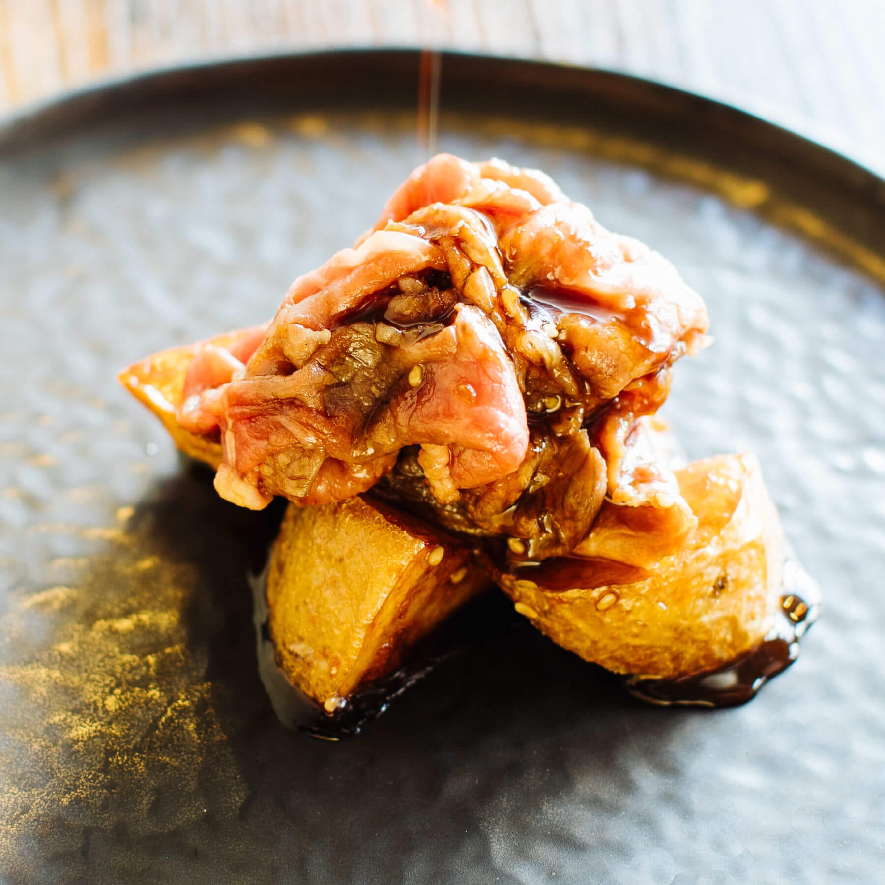 Nikujaga – Rindfleisch mit frittierten Kartoffeln