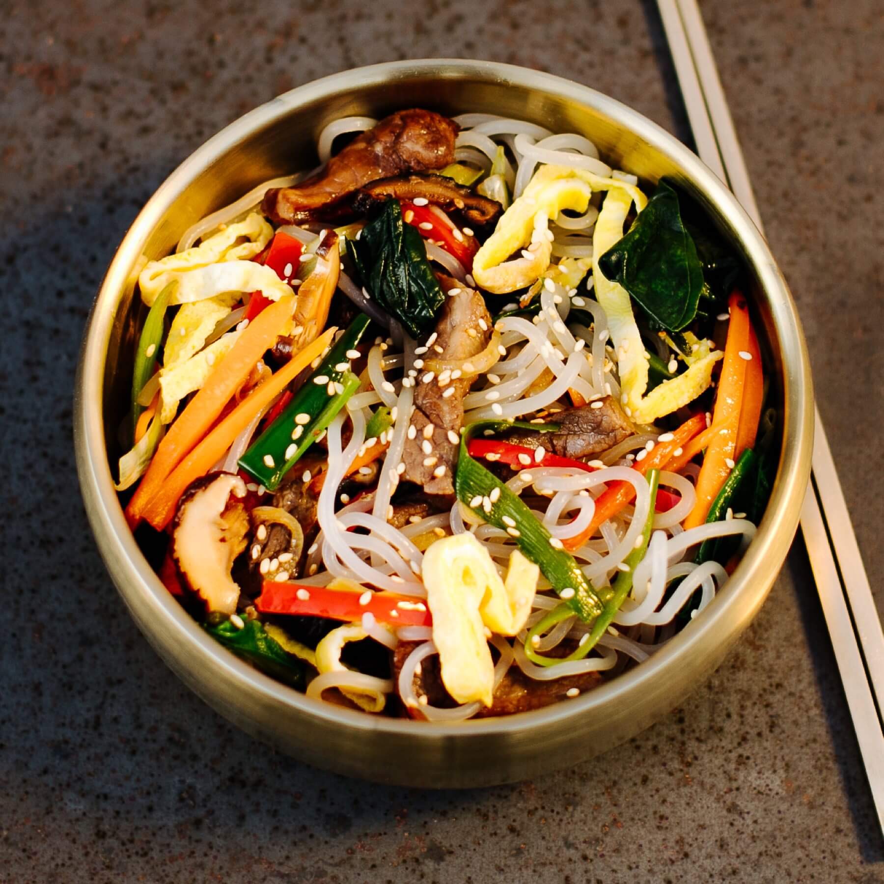 Koreanischer Glasnudelsalat (Japchae) Rezept | asiastreetfood