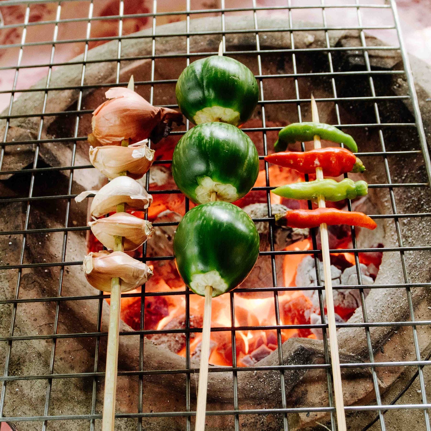 Dip aus gegrillten Auberginen, Knoblauch und Chilis