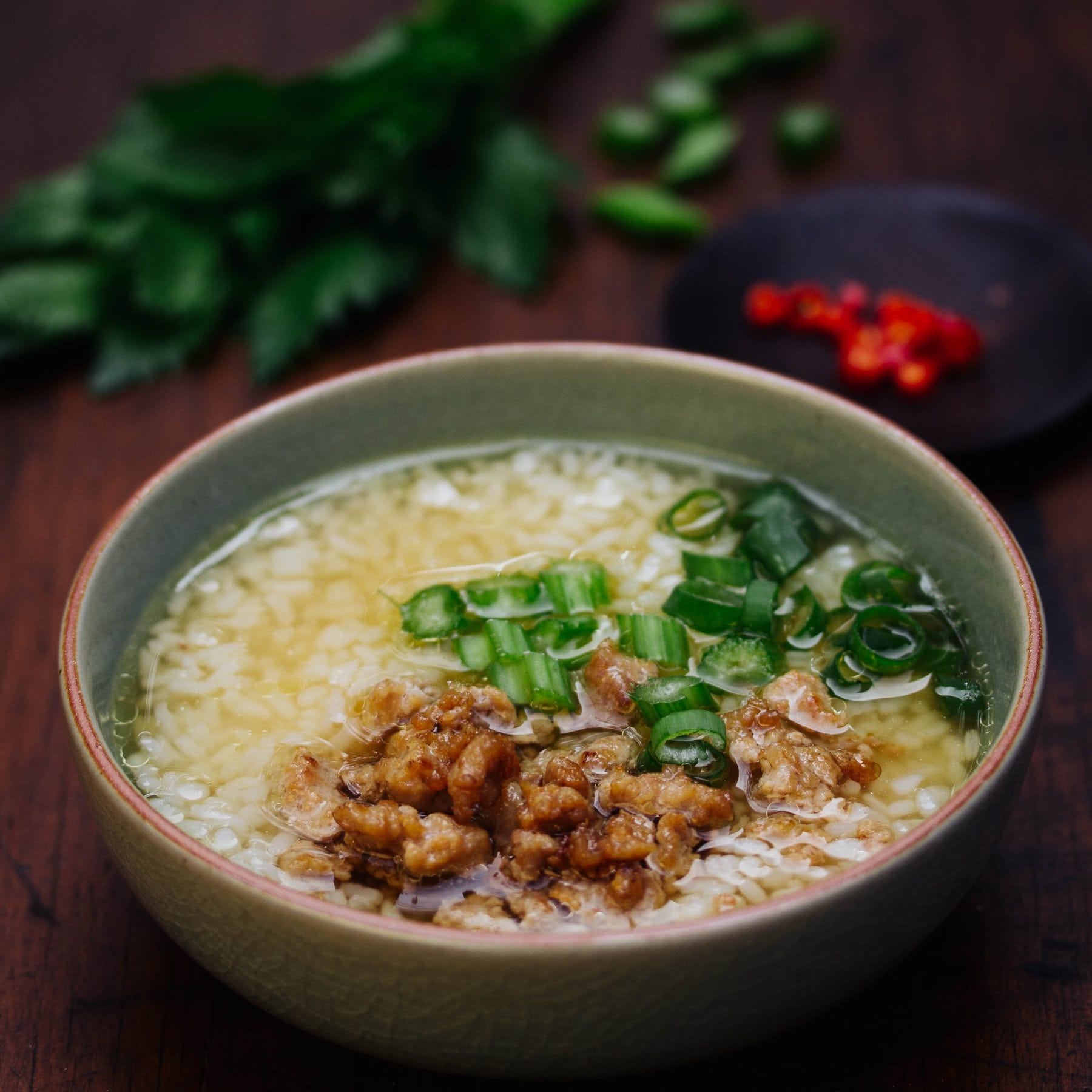 Thai-Reissuppe mit Schweinefleischbällchen - Khao Tom Gap
