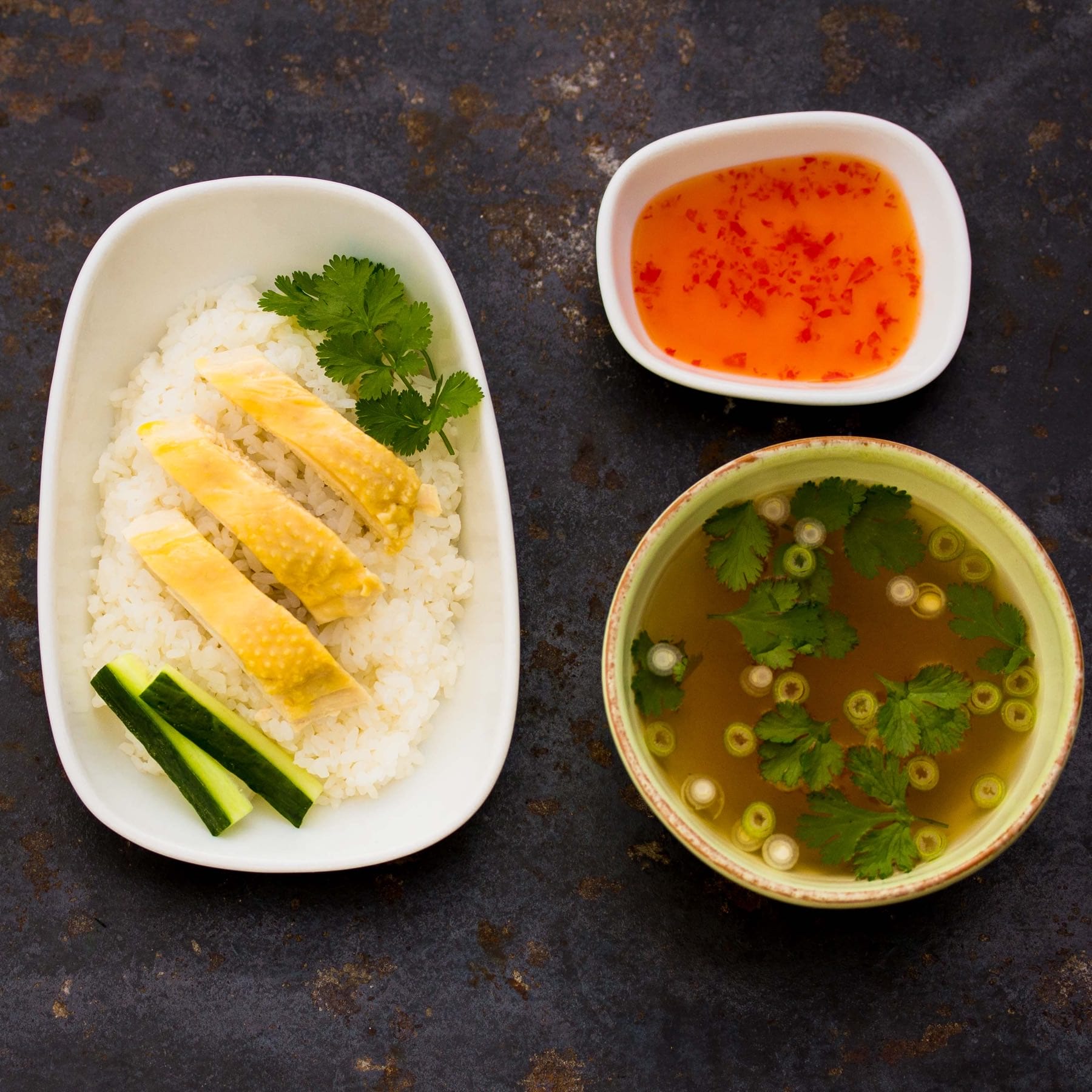 Khao Man Gai - Saftiges Hähnchen mit aromatischem Reis