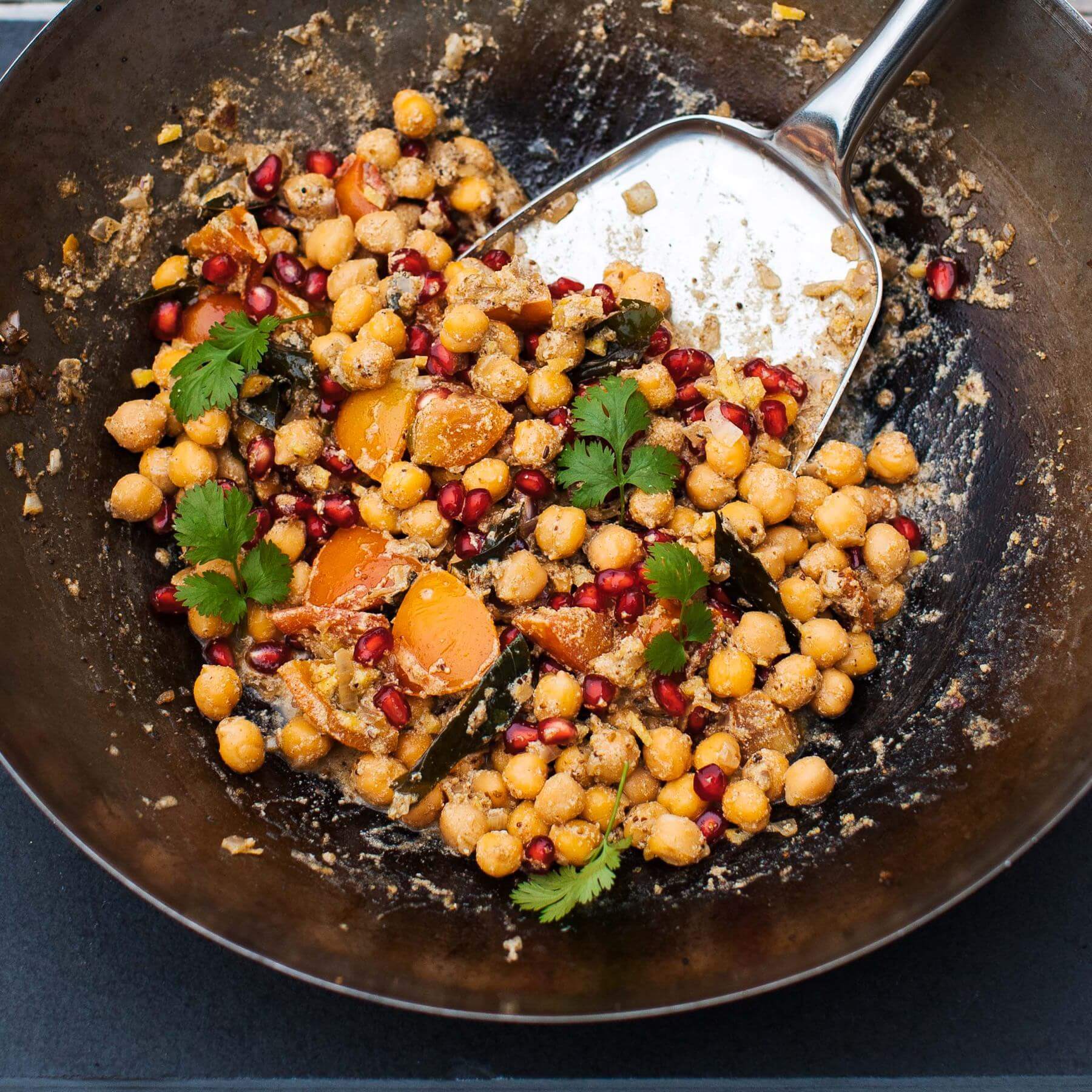 Indischer Kichererbsensalat mit Granatapfelkernen
