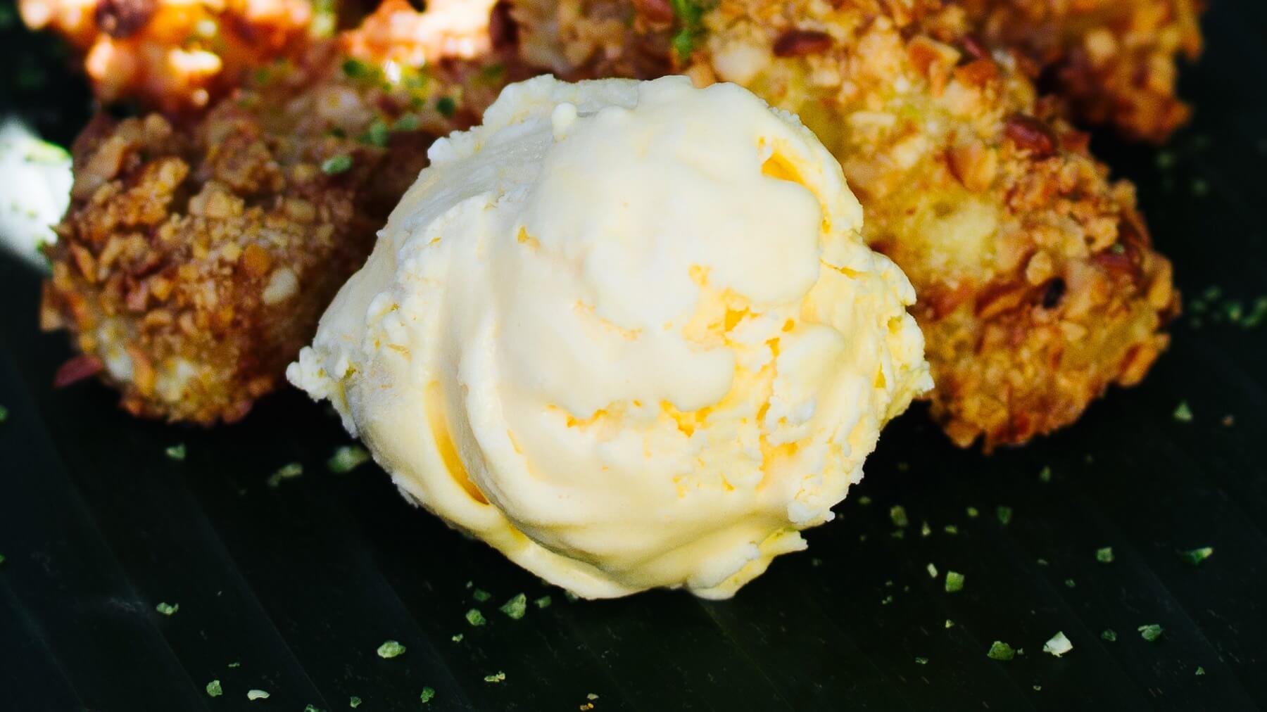 Frittierte Bananen mit Kaffirlimetten-Sauce und Cashews | asiastreetfood