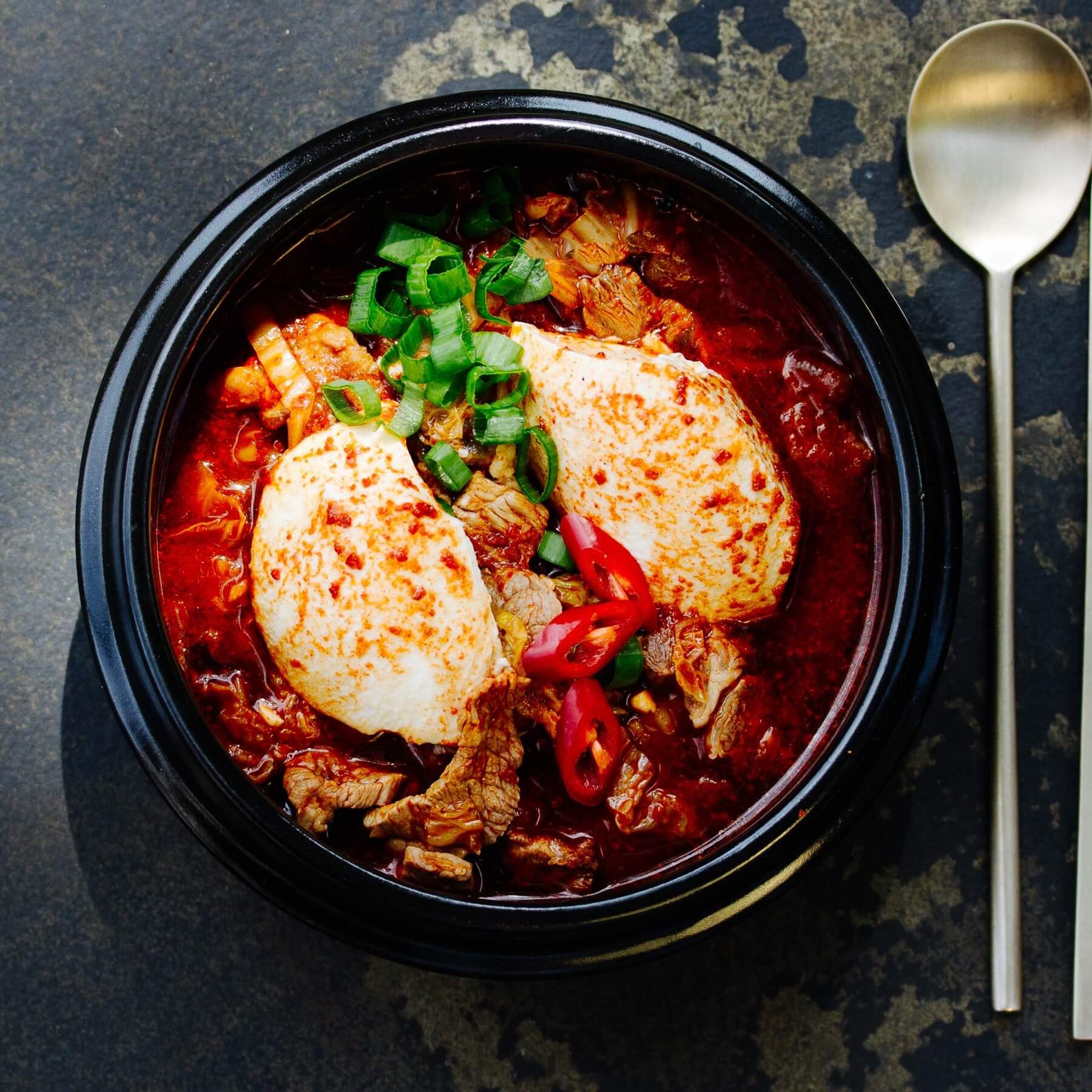 Scharfer Tofu Eintopf mit Kimchi aus Korea - Sundubu Jjigae
