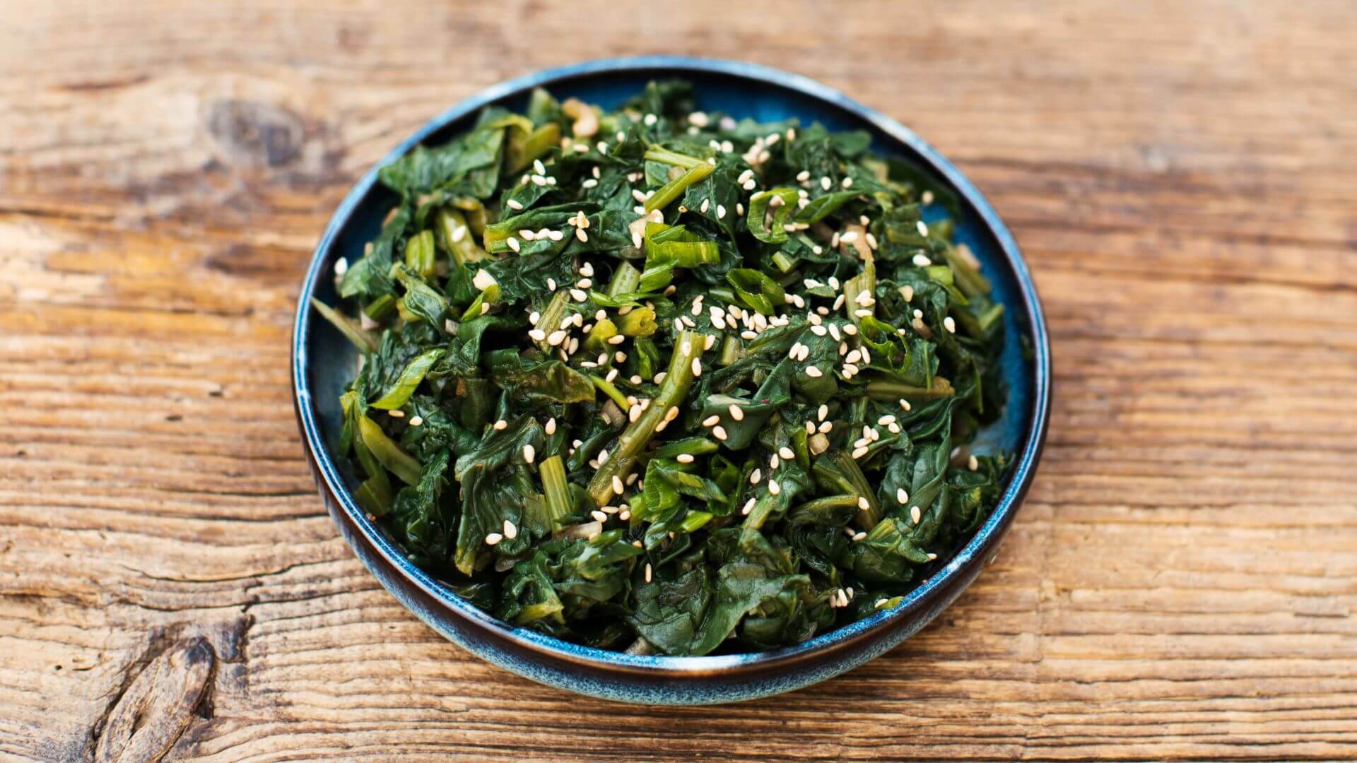Scharfer Gurkensalat mit roten Chiliflocken und Sesamöl | asiastreetfood