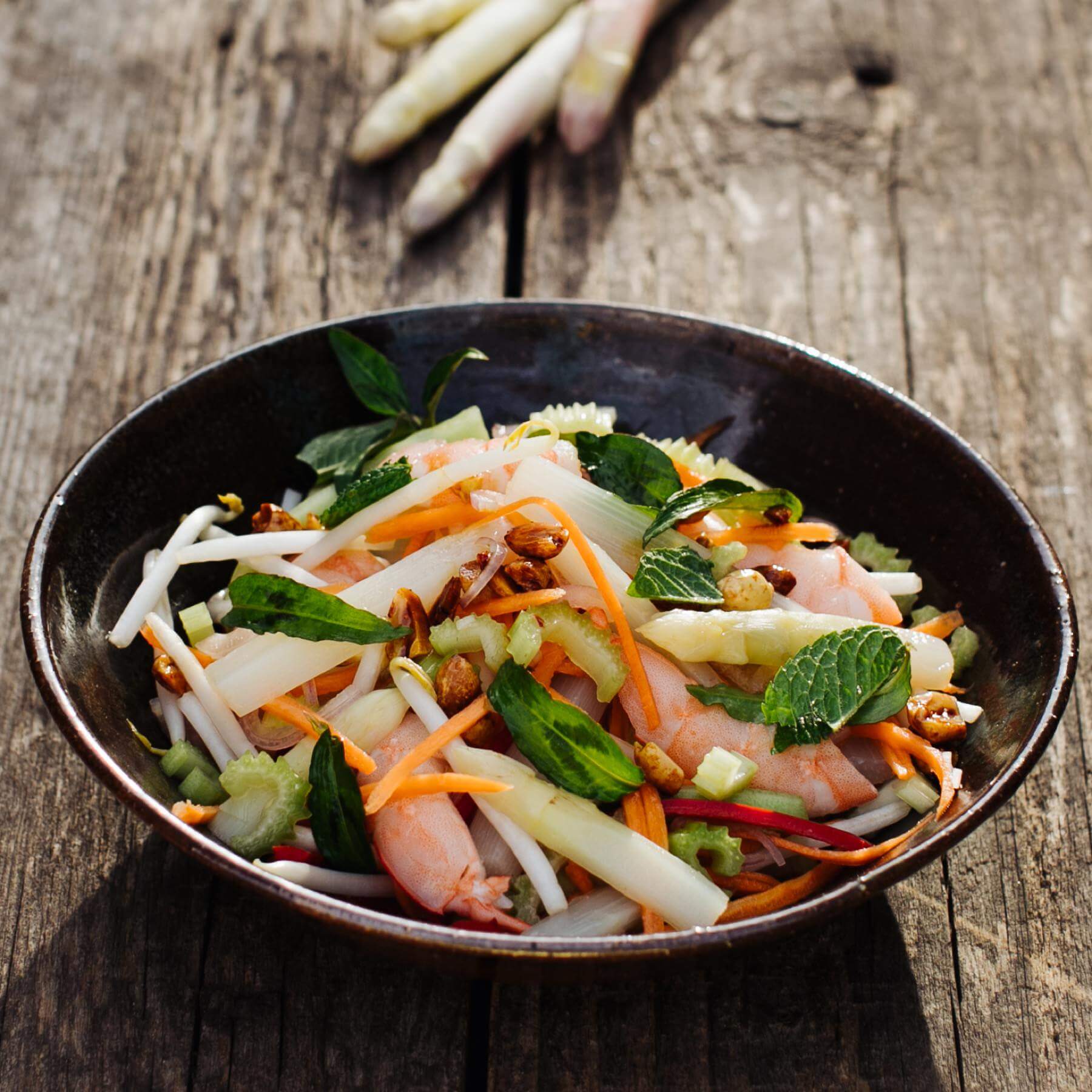 Vietnamesischer Salat mit Spargel und Garnelen
