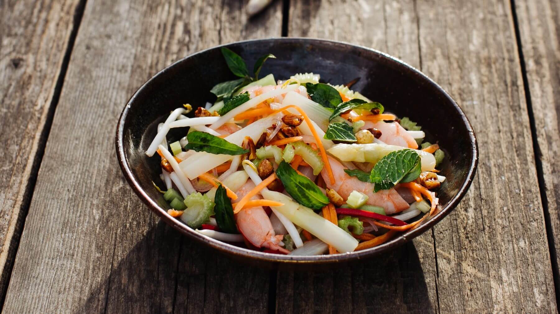 Vietnamesischer Salat mit Spargel und Garnelen