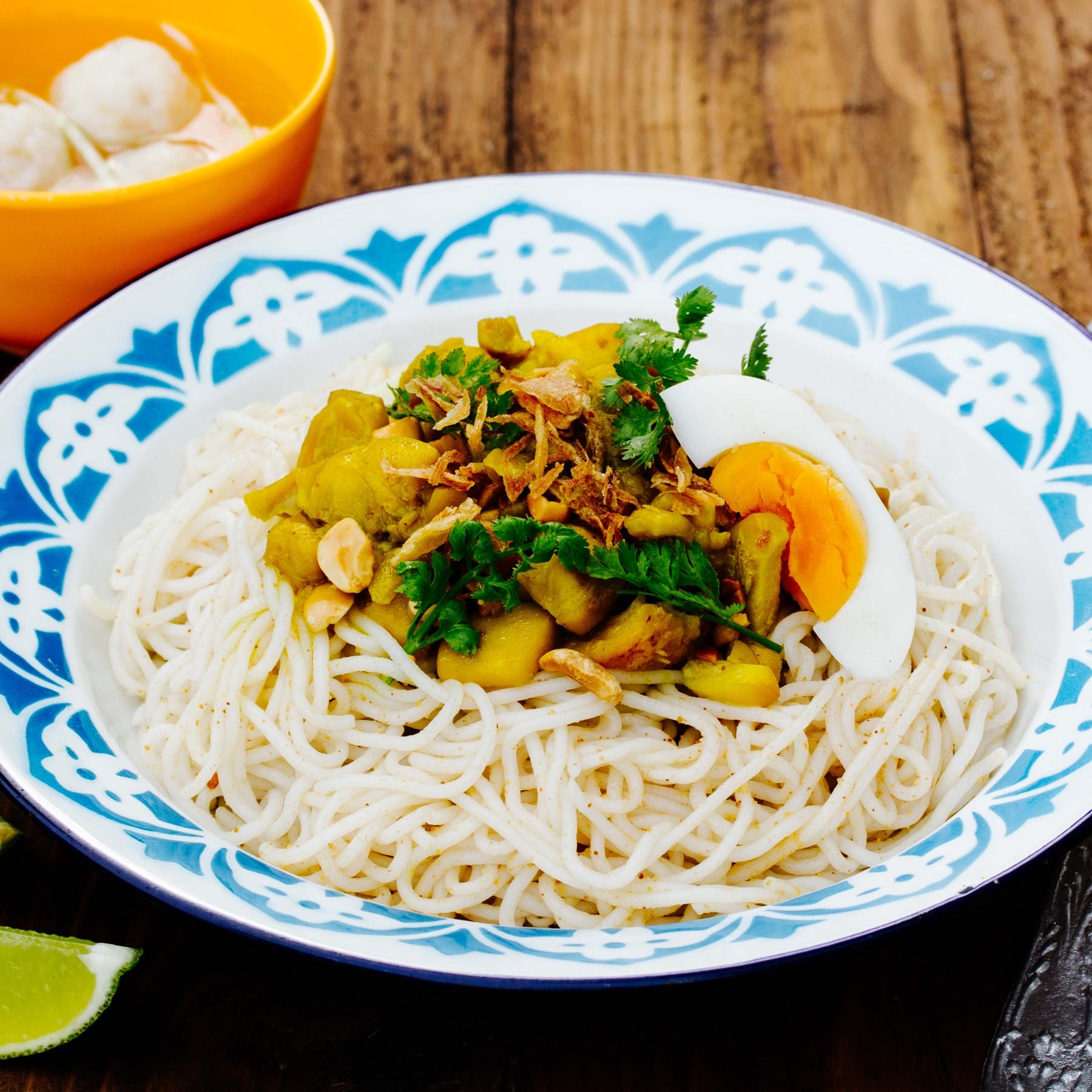 Curry Nudeln mit Hühnercurry aus Mandalay | asiastreetfood