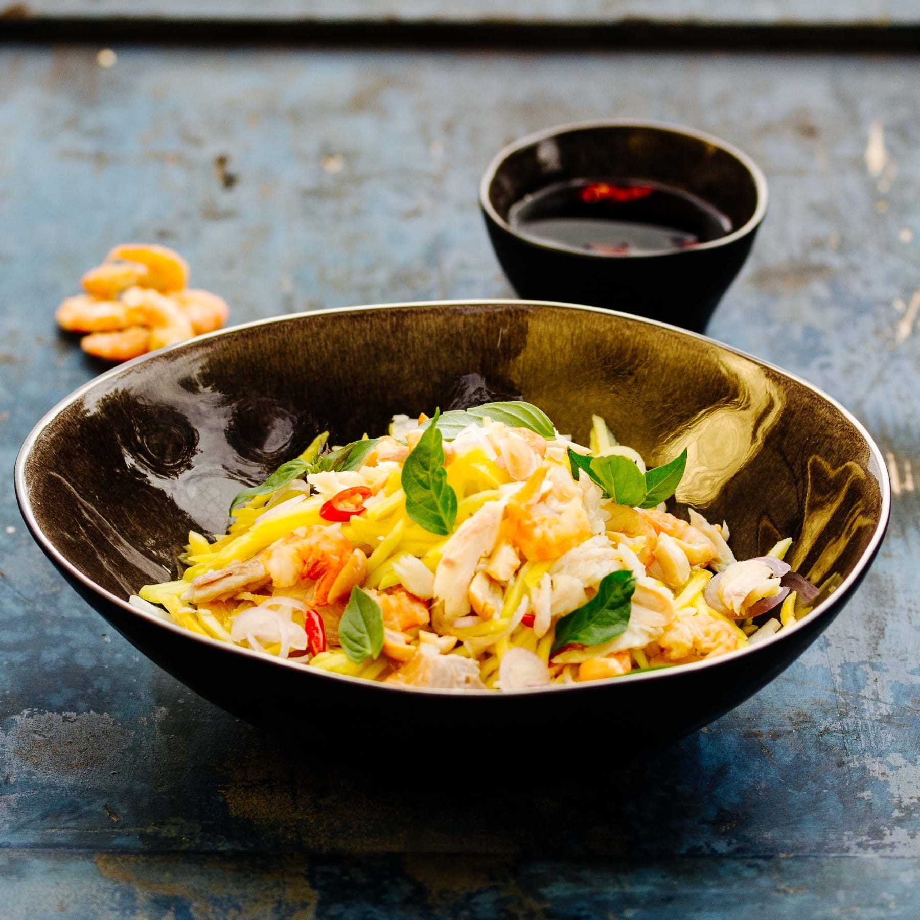 Grüner Mangosalat mit Räucherfisch
