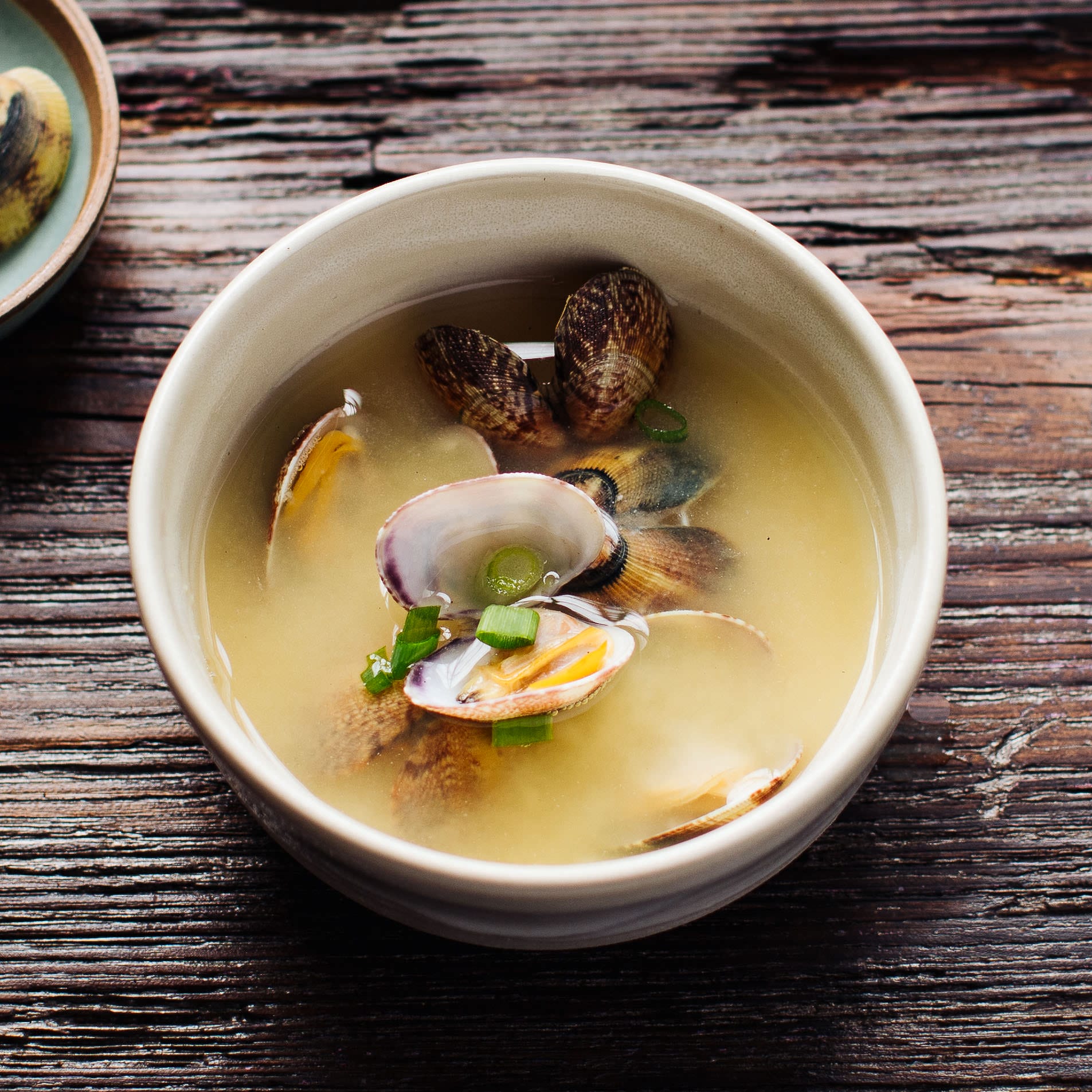 Miso-Suppe mit Venusmuscheln