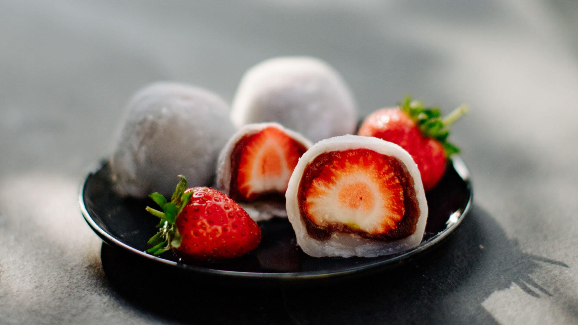 Mochi mit Erdbeeren und roter Bohnenpaste