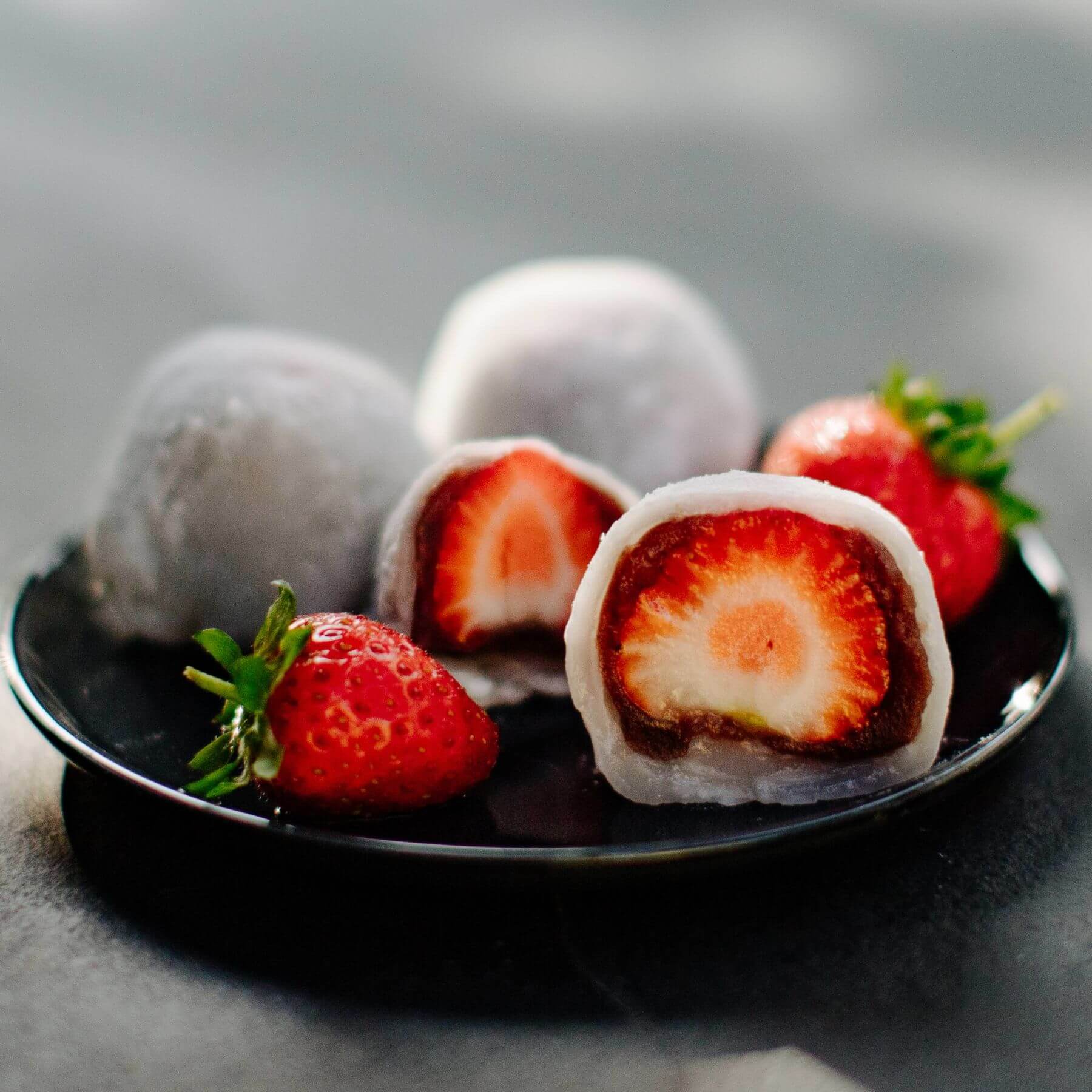 Mochi mit Erdbeeren und roter Bohnenpaste