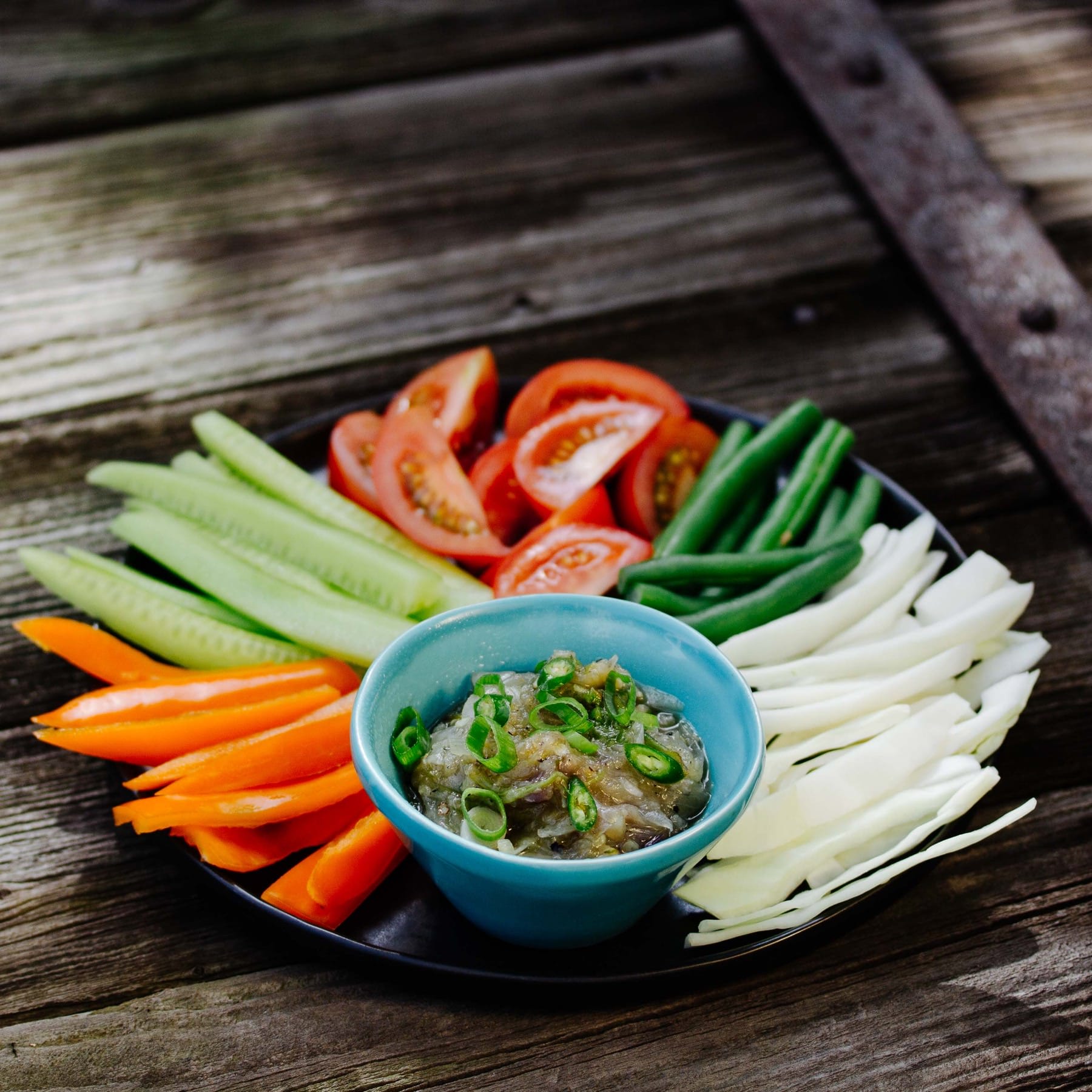 Gegrillter Chili Dip mit rohem Gemüse - Nam Prik Num