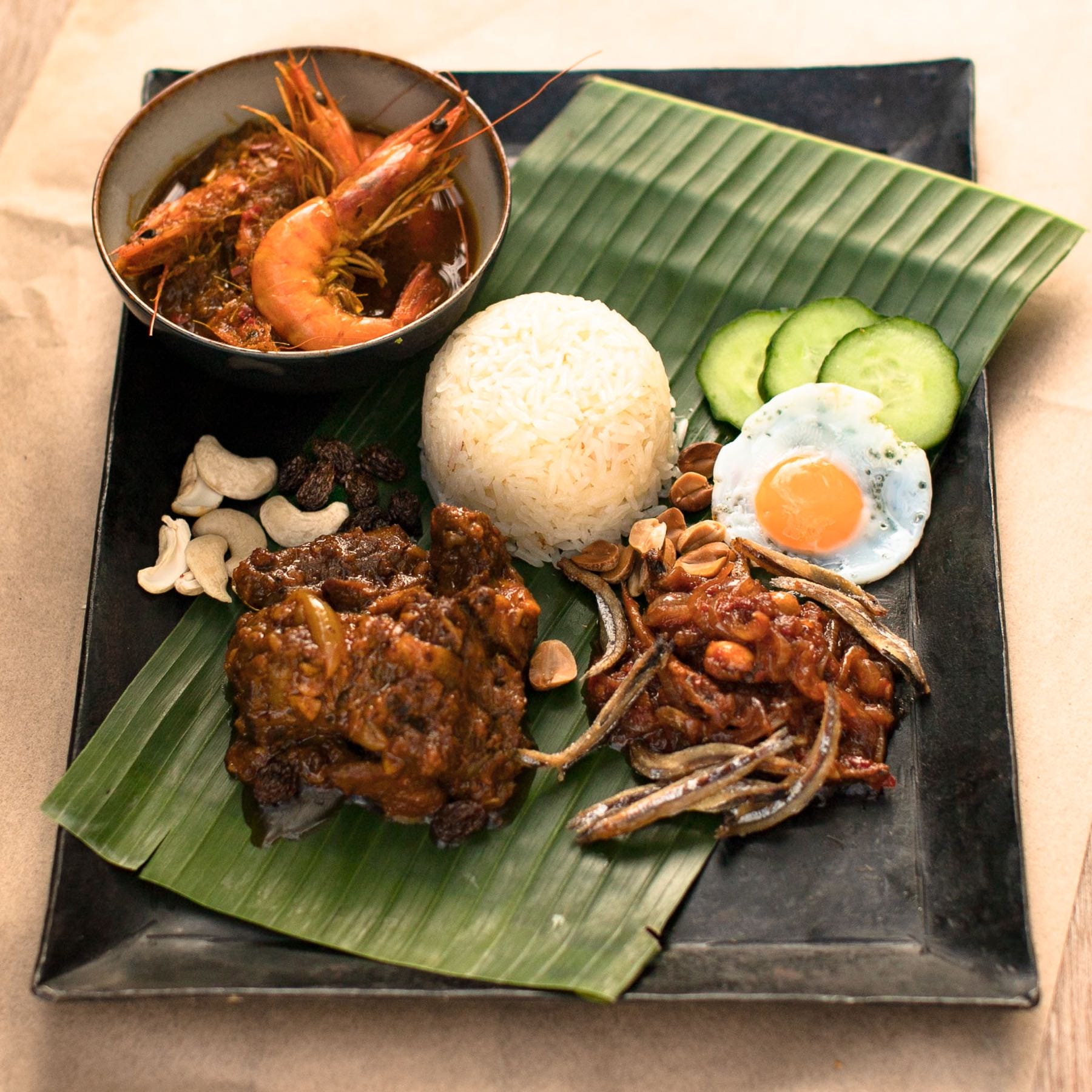 Kokosreis mit Curries und scharfem Sambal aus Malaysia