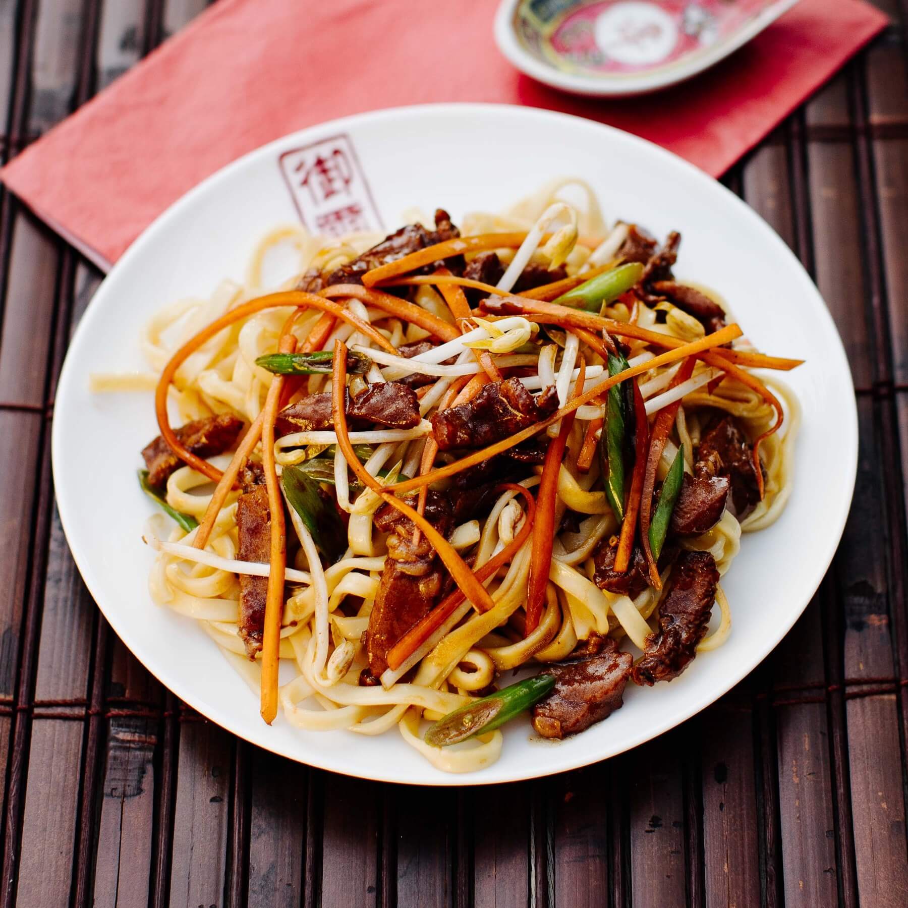 Gebratene Nudeln aus dem Wok mit Schweinefleisch - Zhu Rou Chao Mian