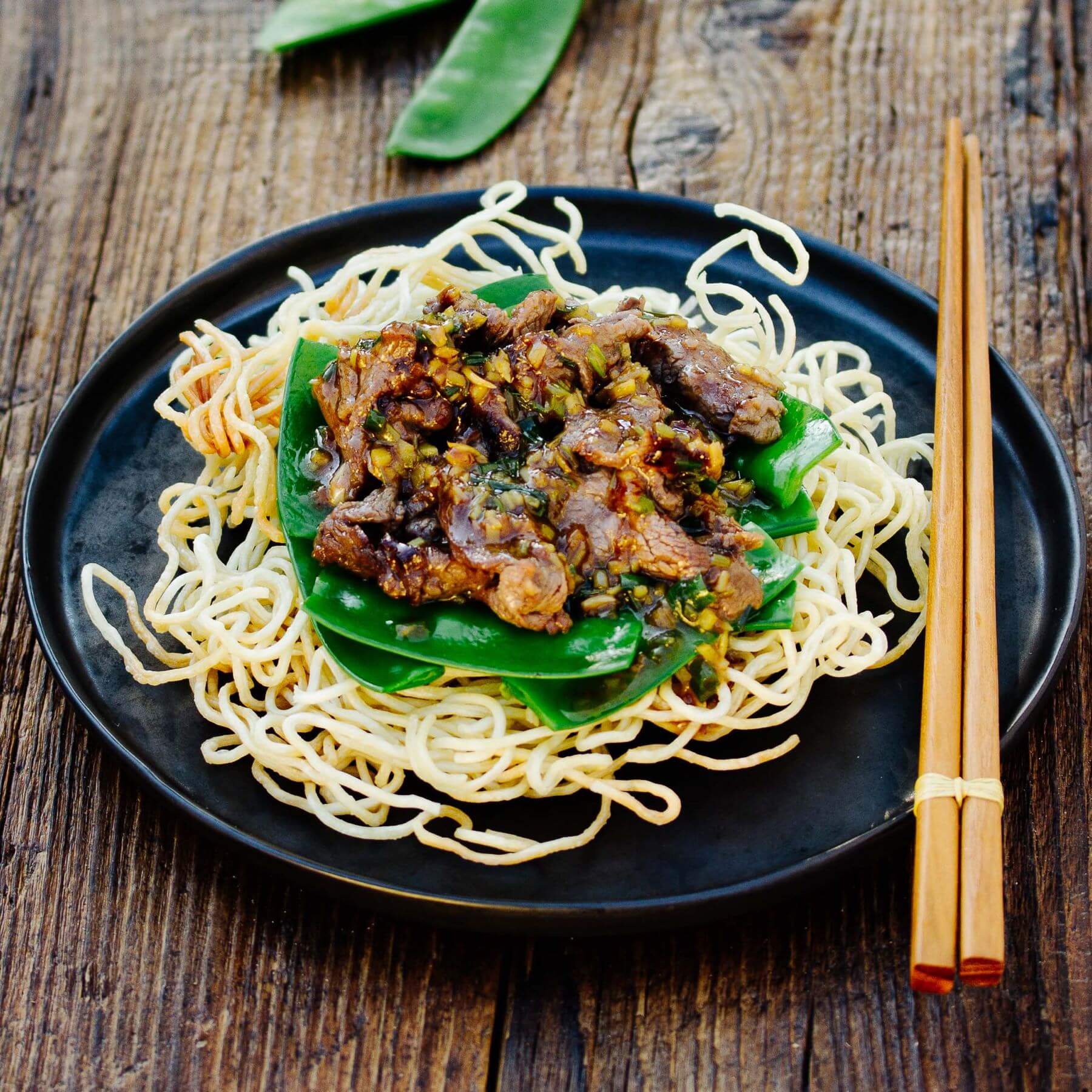 Knusprige Nudeln mit Rind aus dem Wok - Chinesisches Rezept ...