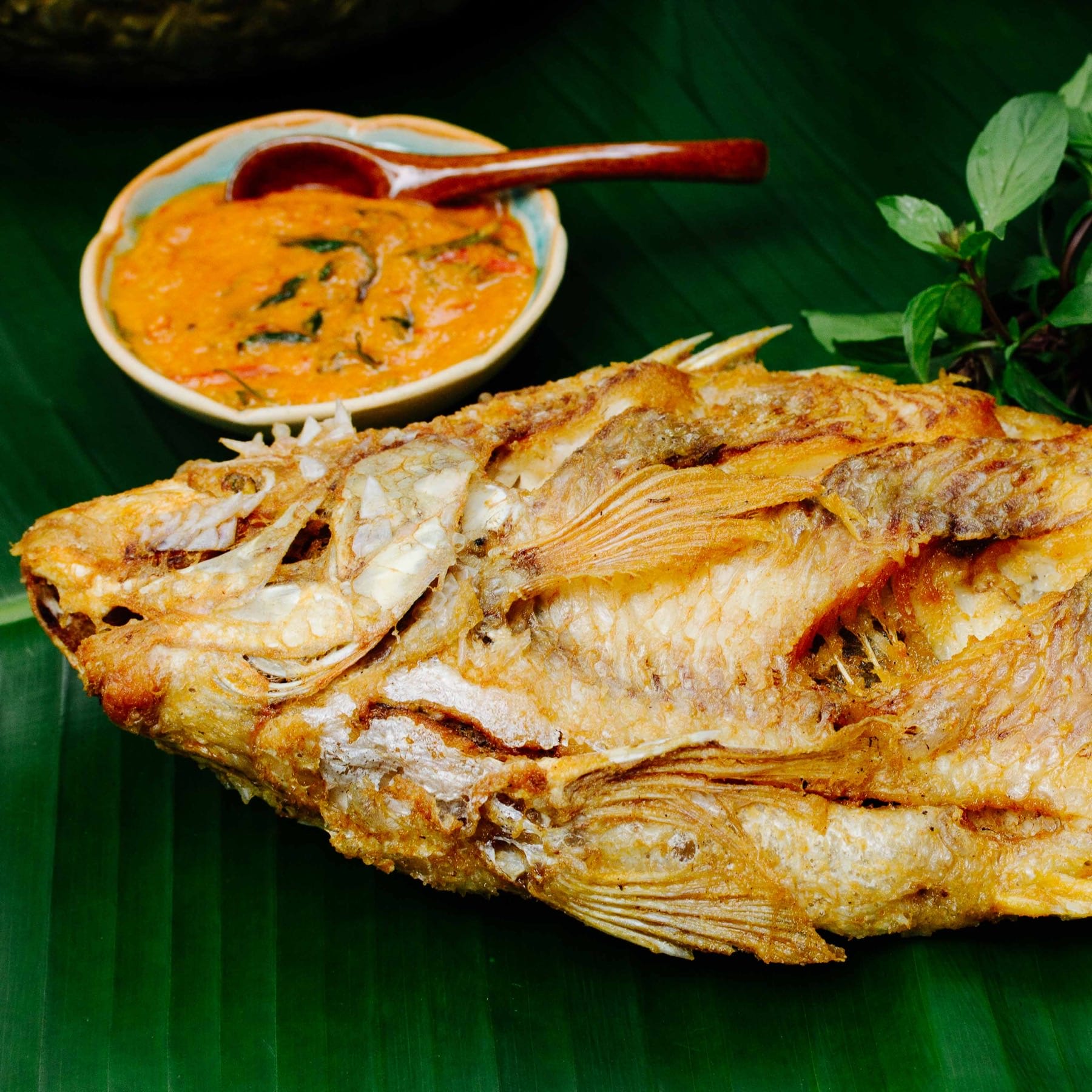 Panang Curry mit frittiertem Fisch - Gaeng Panang Plaa Thawt