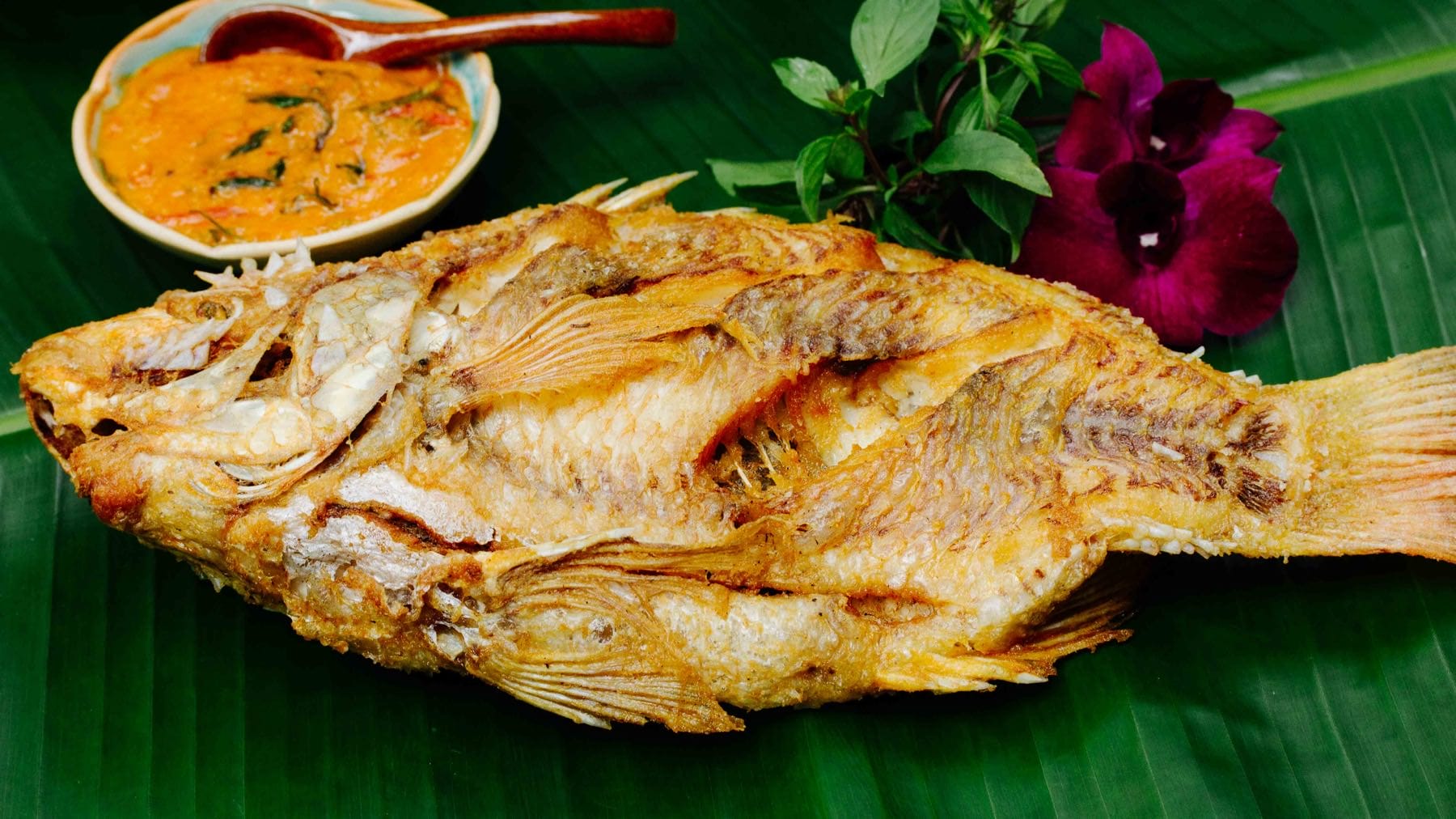 Panang Curry mit frittiertem Fisch - Gaeng Panang Plaa Thawt
