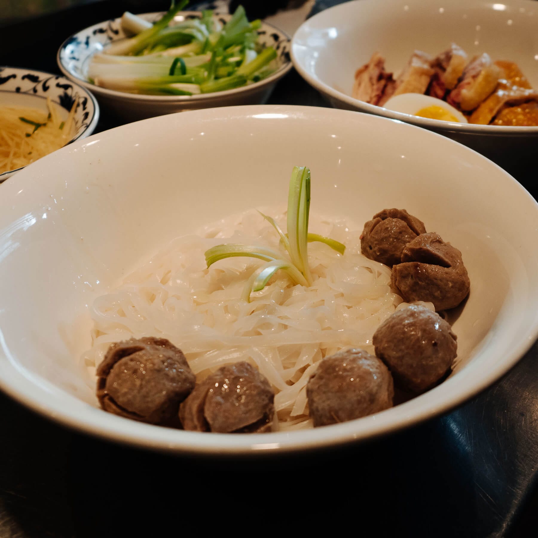 Wie macht man Fleischbällchen für die Pho Bo Vien? | asiastreetfood