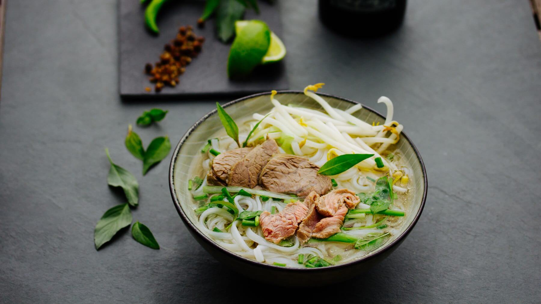 Pho Ga - Leckere Reisnudelsuppe mit saftigem Hähnchen | asiastreetfood