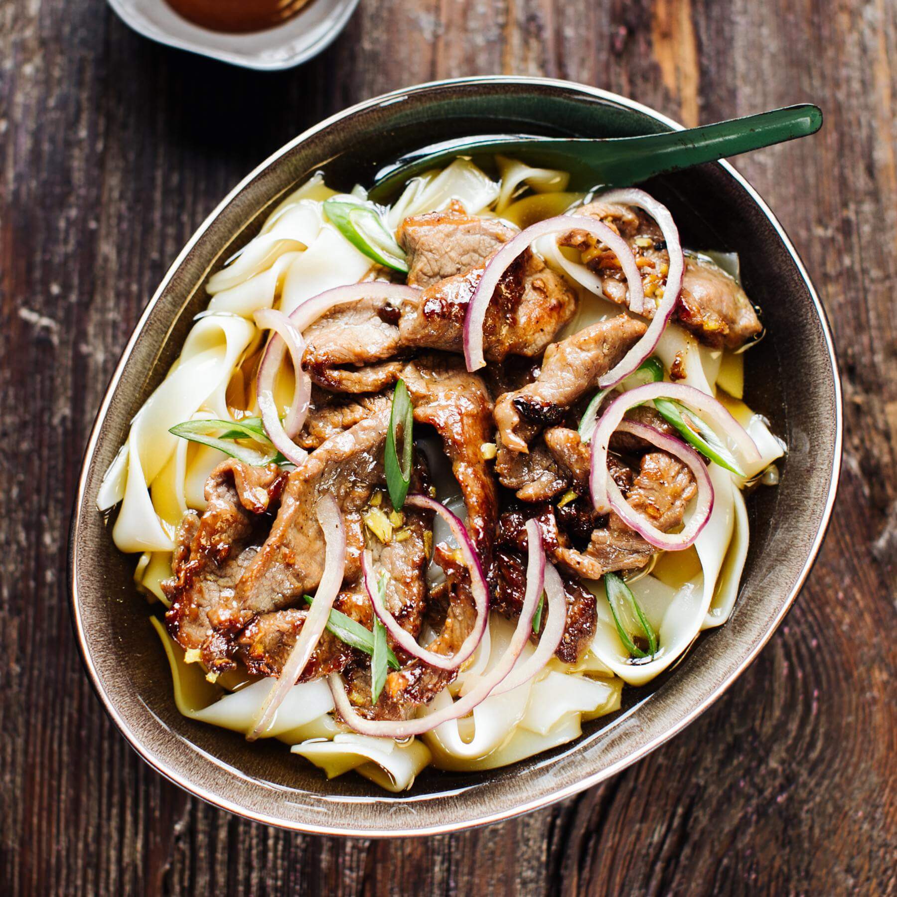 Vietnamesische Reisnudelsuppe mit Rindfleisch aus dem Wok