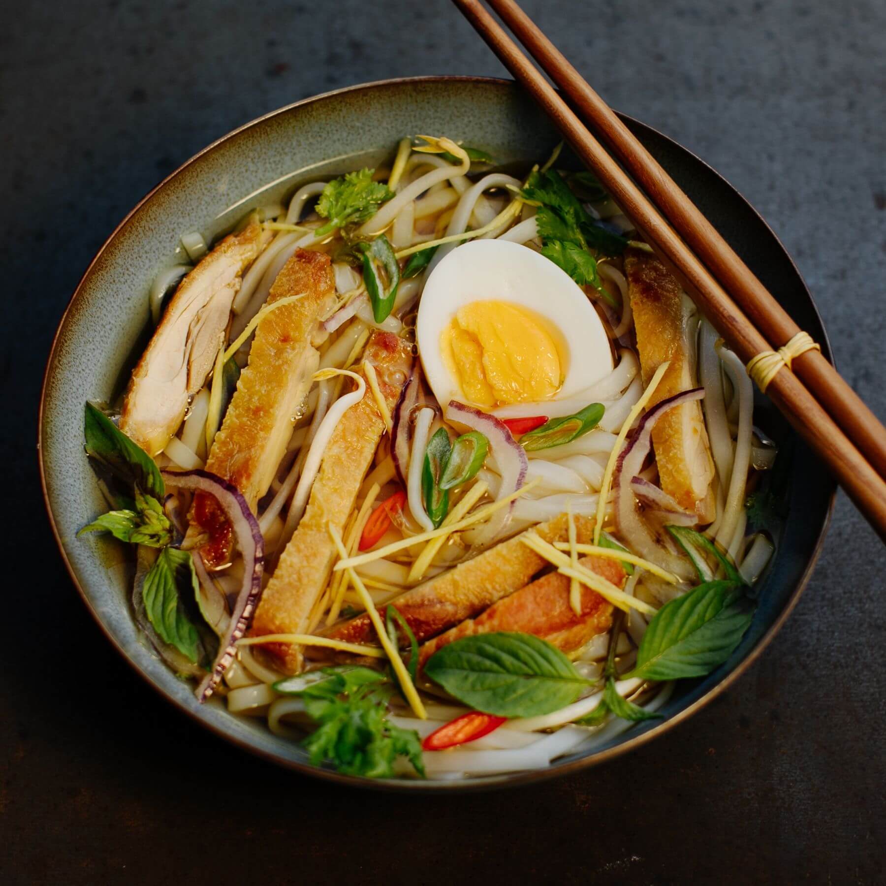 Pho Ga Roti - Vietnamesische Reisnudelsuppe mit gegrilltem Hähnchen