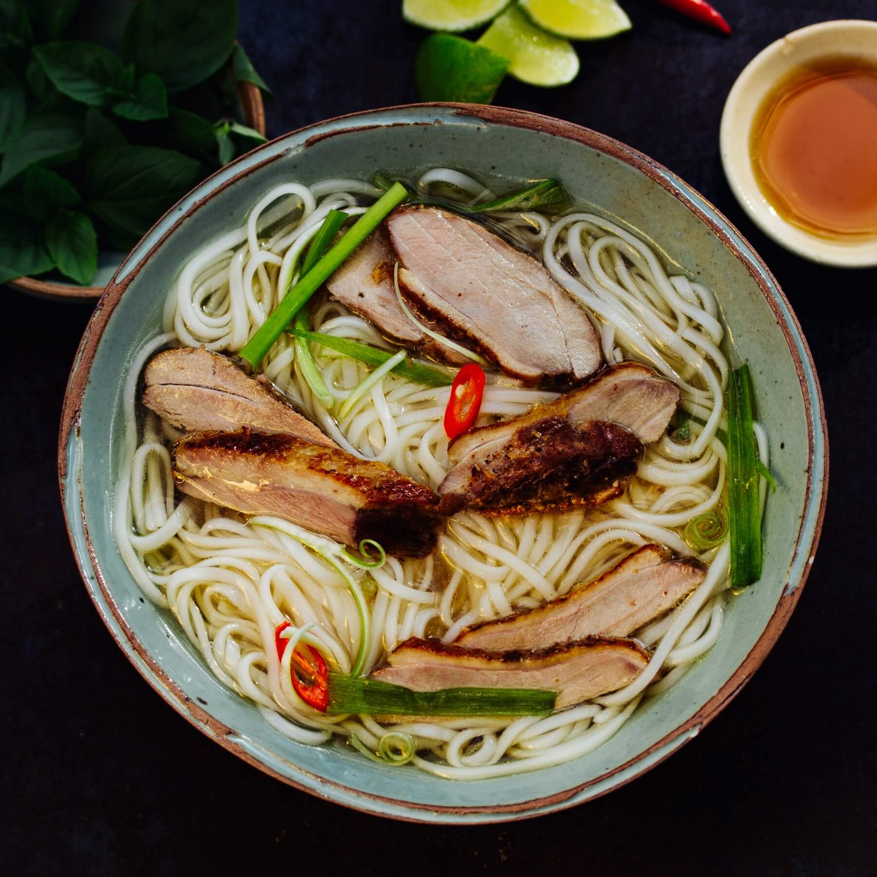 Vietnamesische Nudelsuppe mit Ente